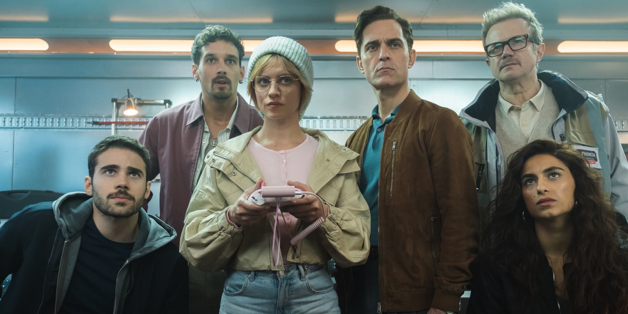 Julio Peña (Roi), Joel Sánchez (Bruce), Michelle Jenner (Keila), Pedro Alonso (Berlín), Tristán Ulloa (Damián) et Begoña Vargas (Cameron) dans la saison 2 de Berlin. 