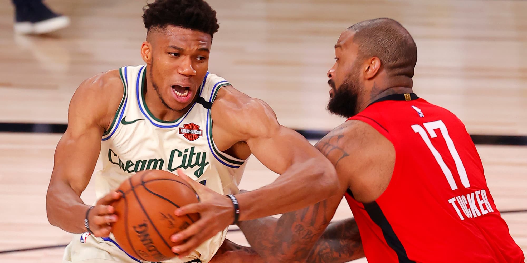 La star des Bucks et MVP en titre Giánnis Antetokoúnmpo, ici face à P.J. Tucker des Houston Rockets à Orlando, le 2 août 2020.