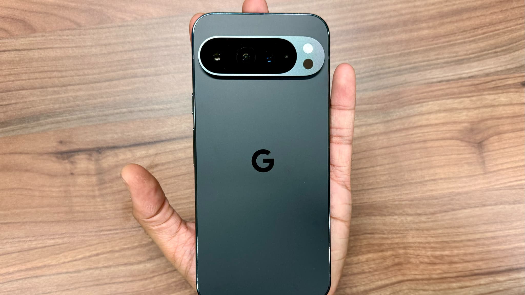 Le dos en verre mat du Pixel 9 Pro XL, allié imparable contre les traces de doigts. Le dos en verre mat du Pixel 9 Pro XL, allié imparable contre les traces de doigts.