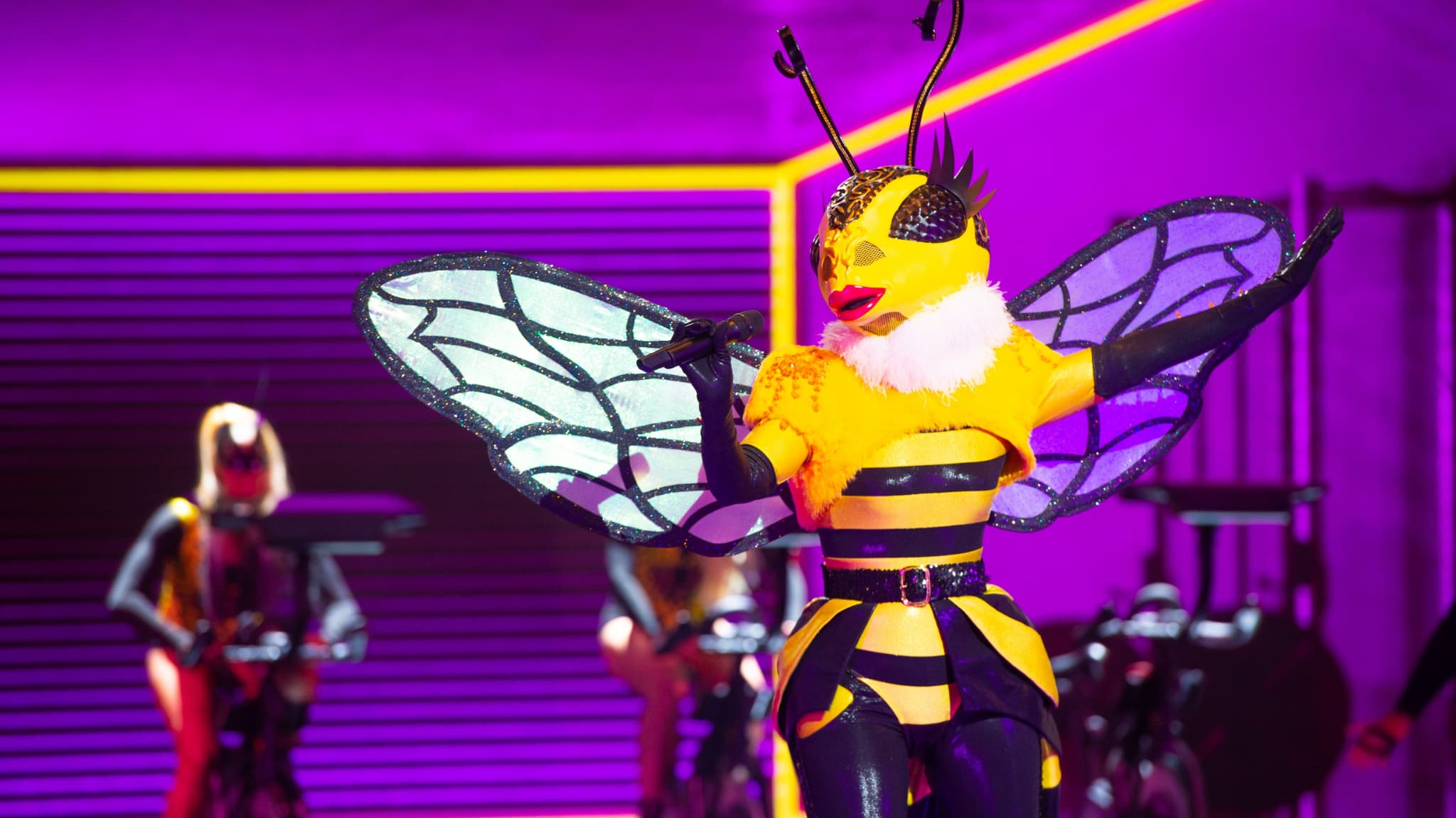 L'Abeille dans Mask Singer sur TF1. L'Abeille dans Mask Singer sur TF1.
