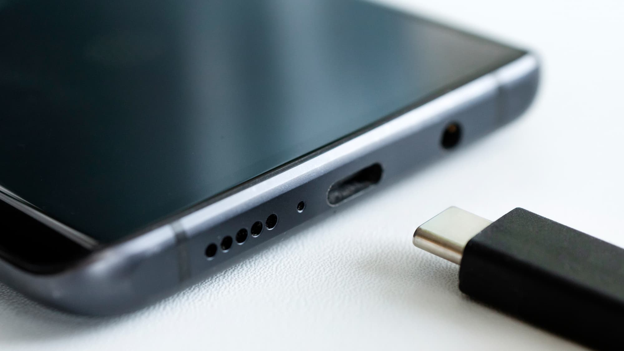 Comment nettoyer le port de recharge de son smartphone ? SFR ACTUS