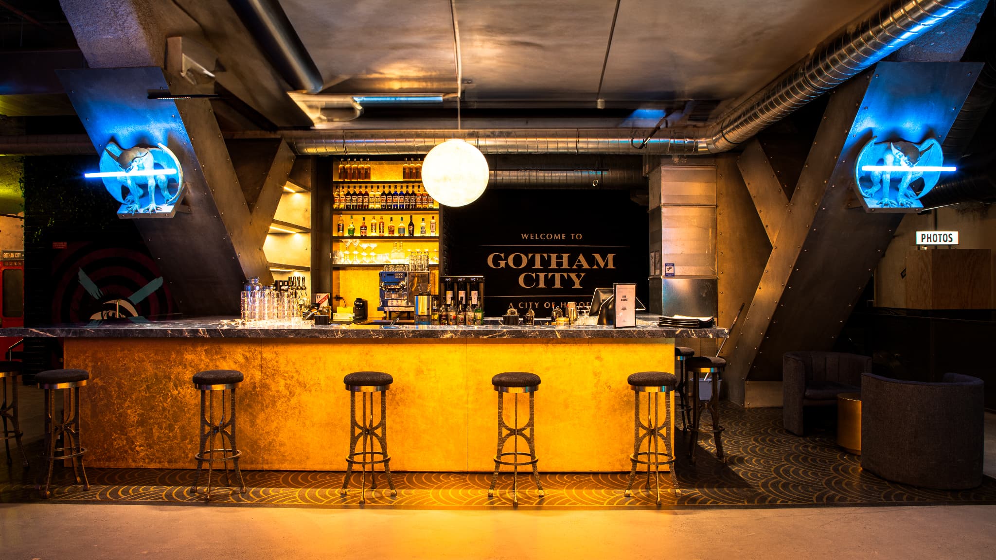 D'entrée de jeu, l'expérience Batman Escape offre une immersion totale dans le monde de Bruce Wayne. D'entrée de jeu, l'expérience Batman Escape offre une immersion totale dans le monde de Bruce Wayne.
