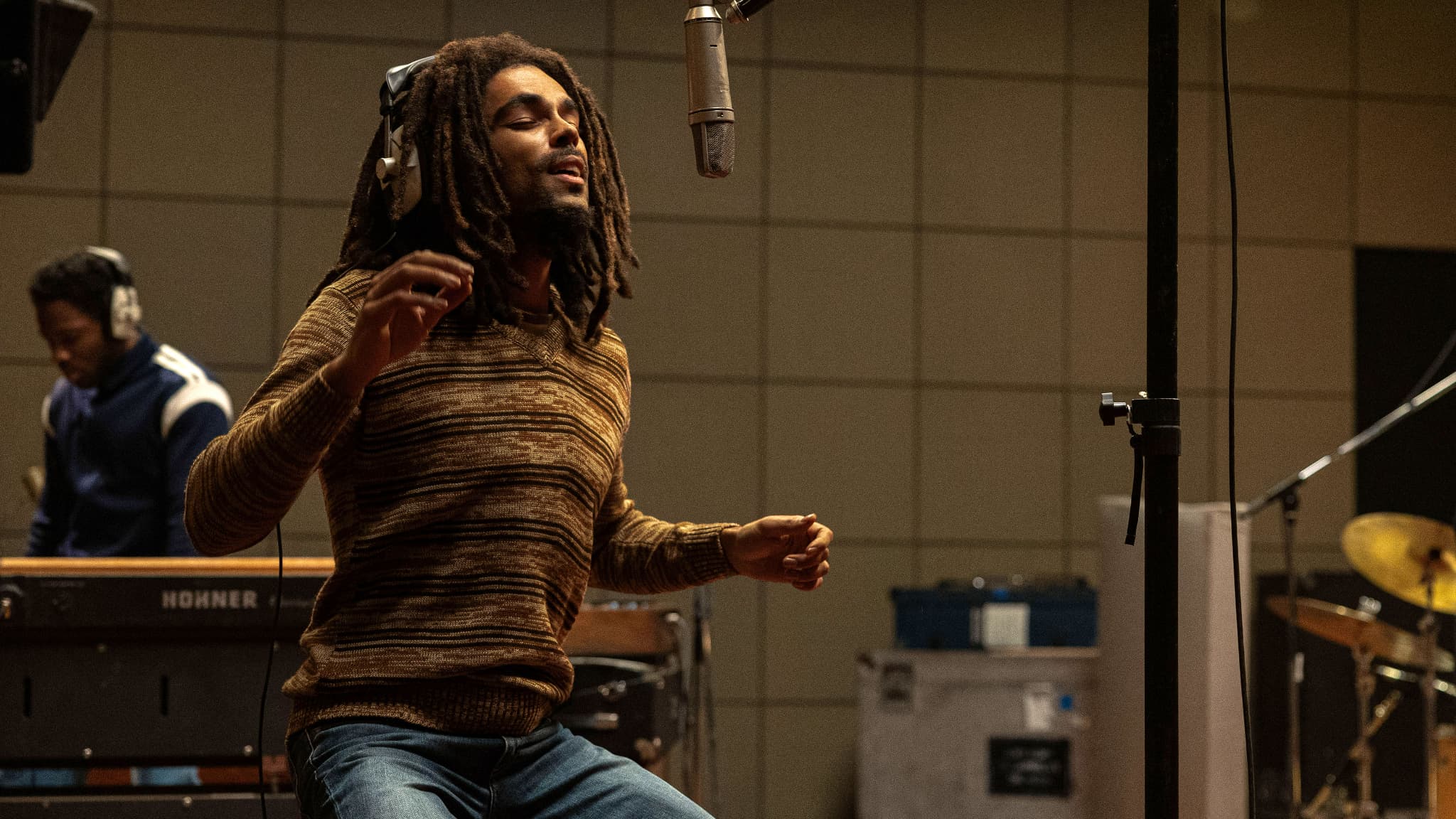 Kingsley Ben-Adir incarnant Bob Marley dans le biopic ''Bob Marley : One Love''.