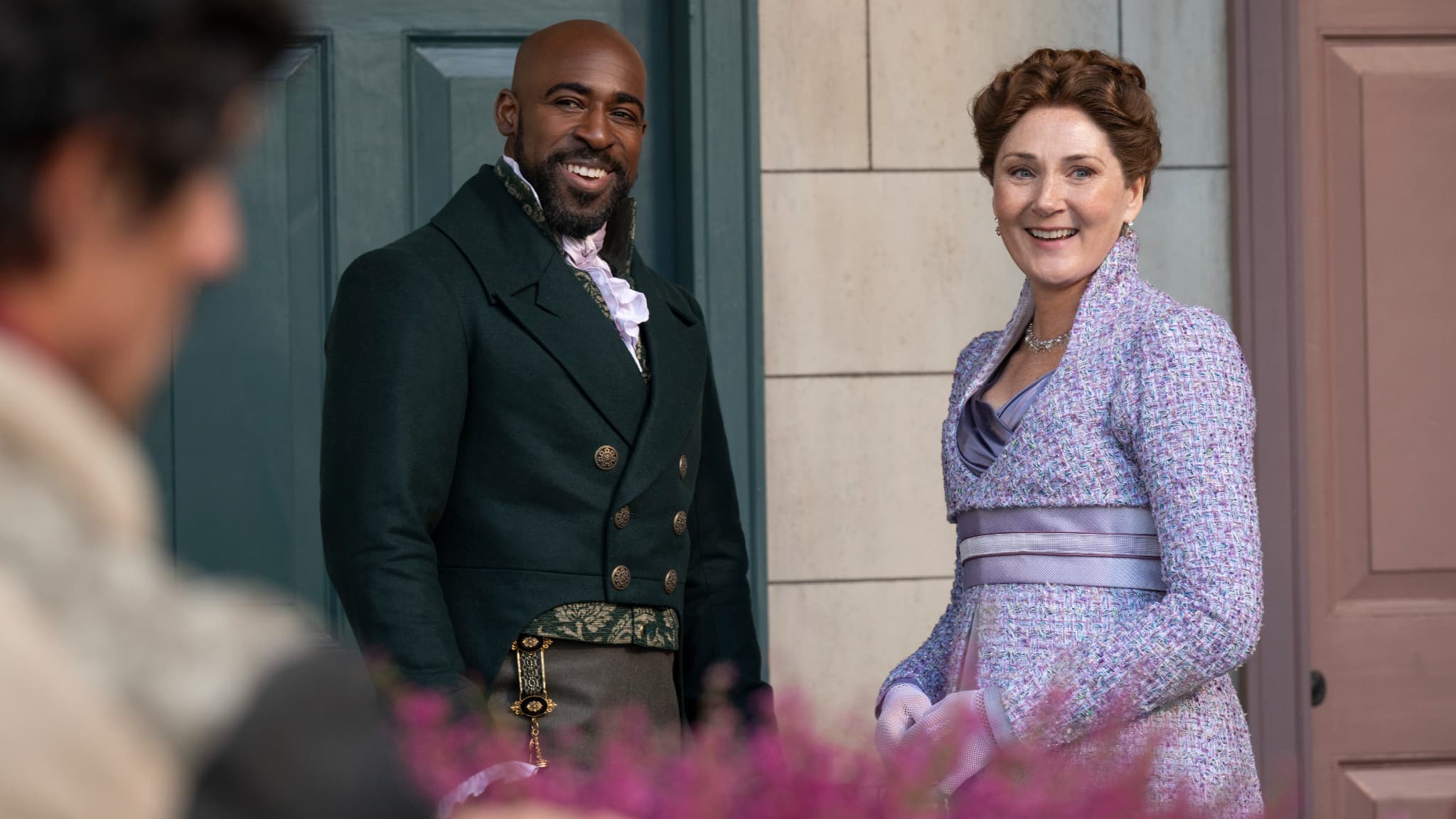 Daniel Francis (Lord Anderson) et Ruth Gemmell (Lady Violet Bridgerton) dans l'épisode 2 de la saison 4 de "La Chronique des Bridgerton". 