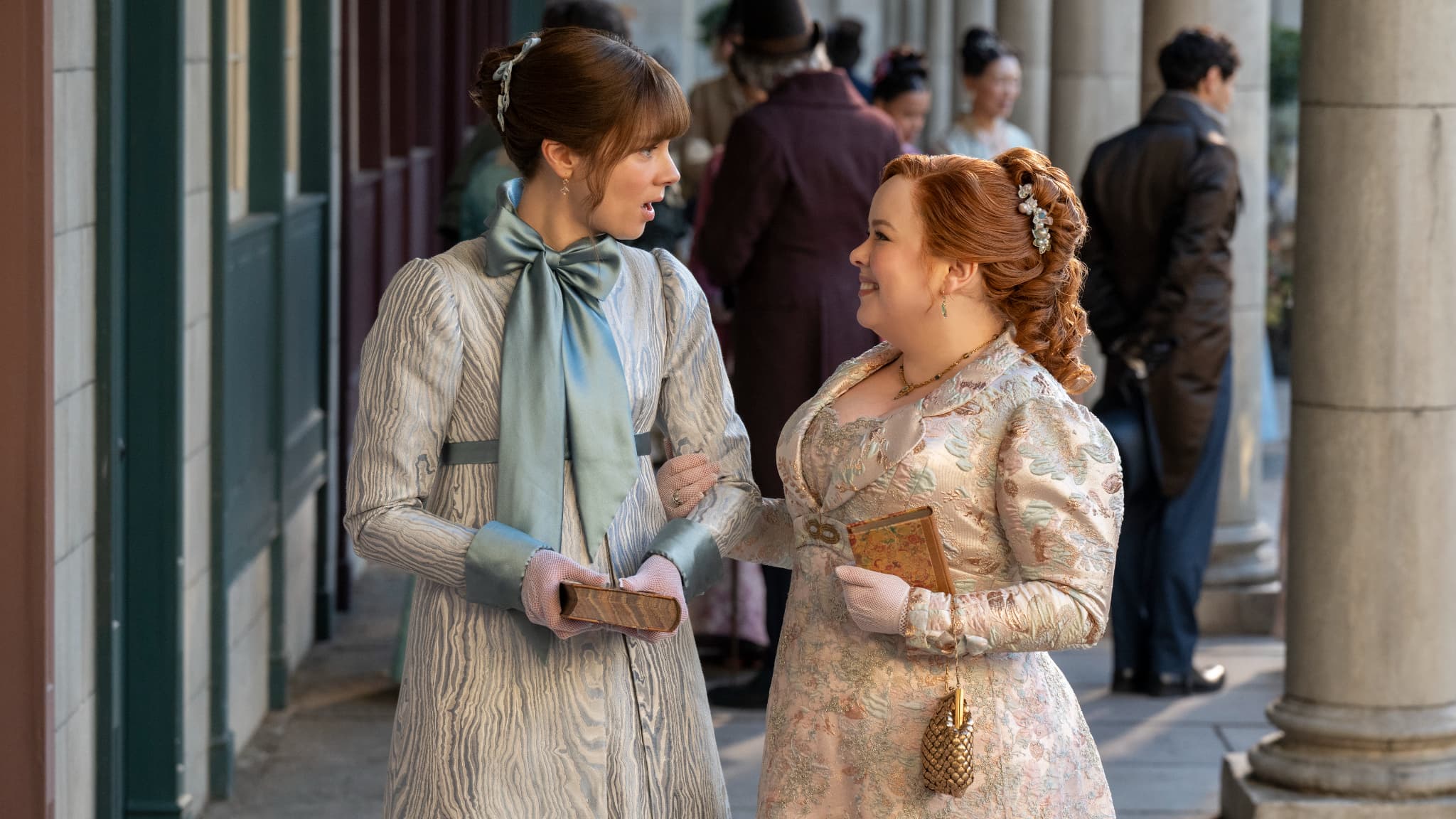 Claudia Jessie (Eloise Bridgerton), Nicola Coughlan (Penelope Featherington) dans l'épisode 4 de la saison 4 de La Chronique des Bridgerton. 
