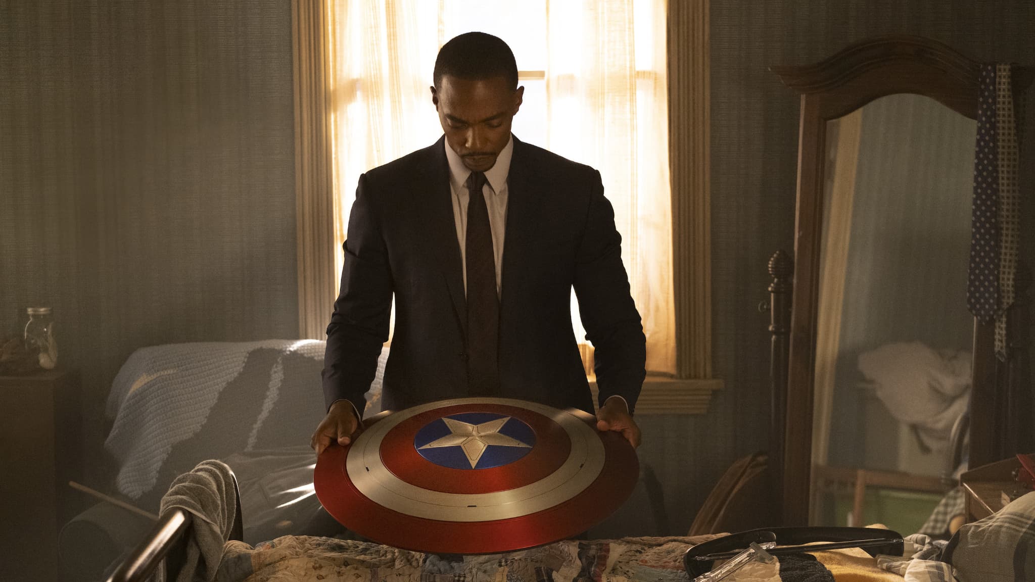 Falcon semble se demander avec quelle tenue il peut porter ce bouclier flashy
