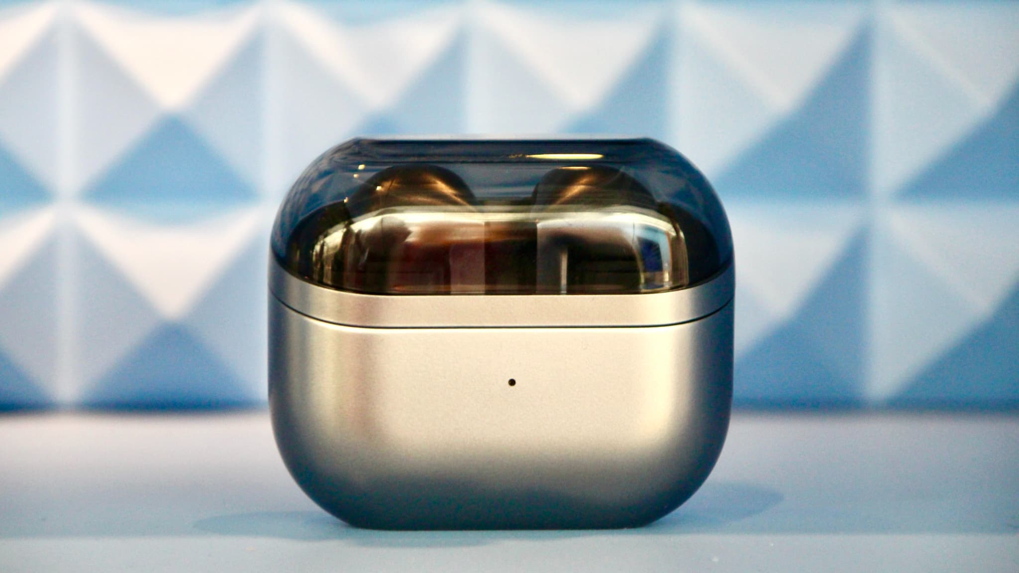 Le boîtier au capot transparent des Samsung Galaxy Buds3 Pro.