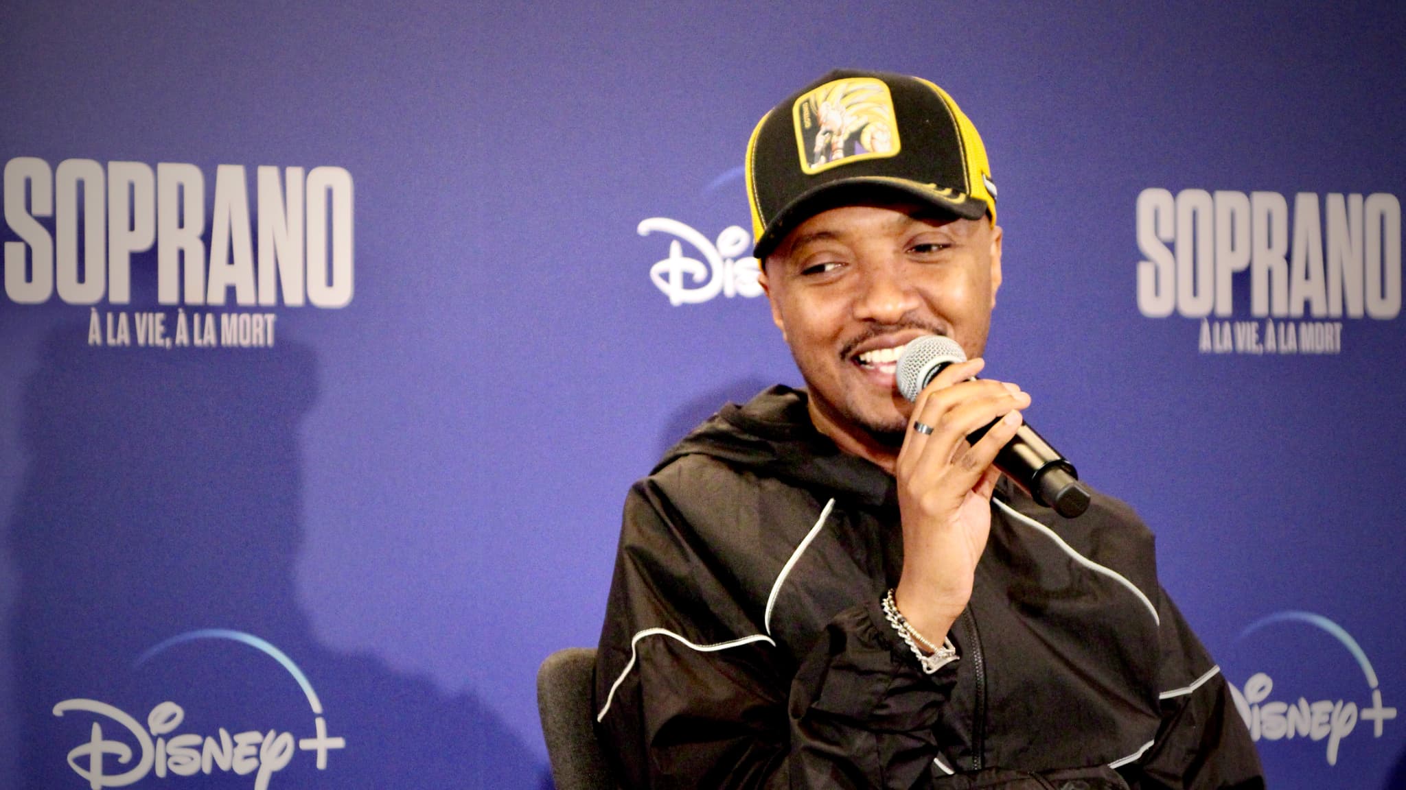 Soprano lors de la conférence de presse pour la série documentaire "Soprano : à la vie, à la mort" sur Disney+. Soprano lors de la conférence de presse pour la série documentaire "Soprano : à la vie, à la mort" sur Disney+.