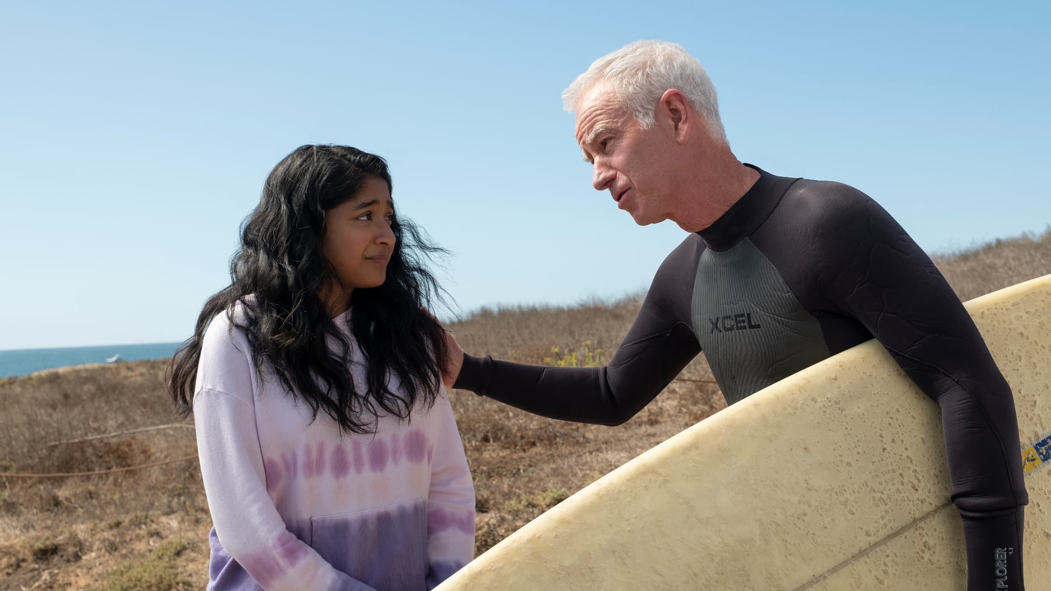 John McEnroe, narrateur inattendu et génial des aventures de Devi, incarnée par Maitreyi Ramakrishnan dans "Mes premières fois" sur Netflix. John McEnroe, narrateur inattendu et génial des aventures de Devi, incarnée par Maitreyi Ramakrishnan dans "Mes premières fois" sur Netflix.