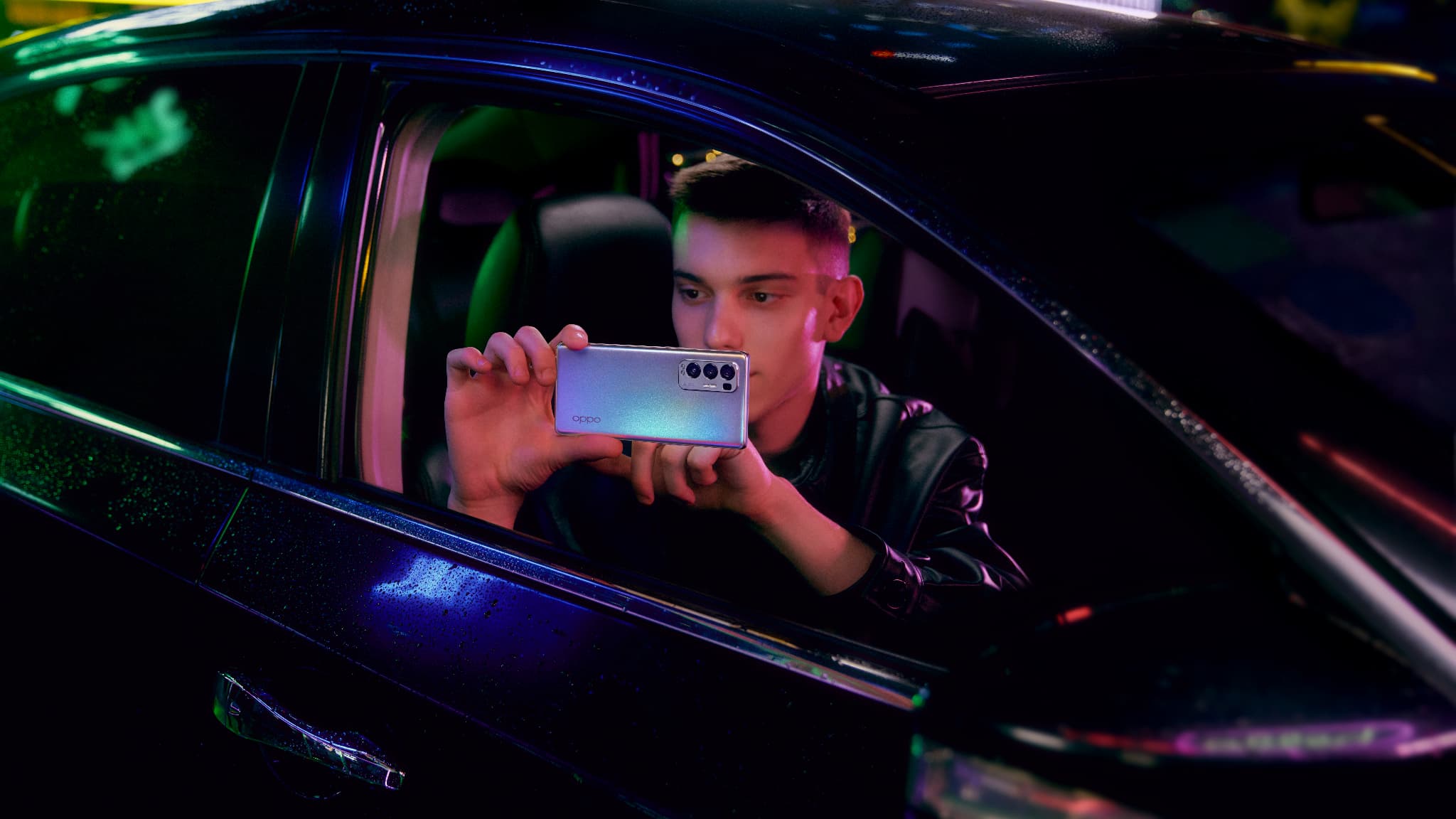 L'OPPO Find X3 Neo dans sa version argent galactique L'OPPO Find X3 Neo dans sa version argent galactique