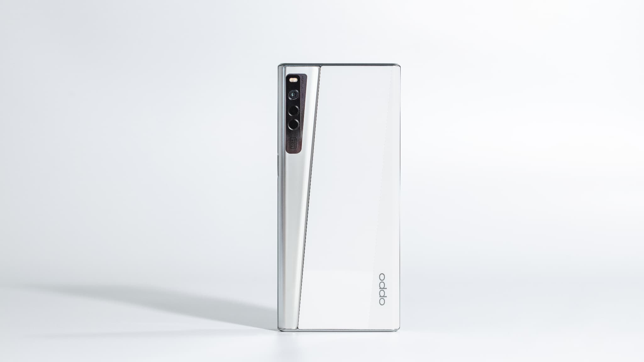 L'OPPO X 2021 en position smartphone