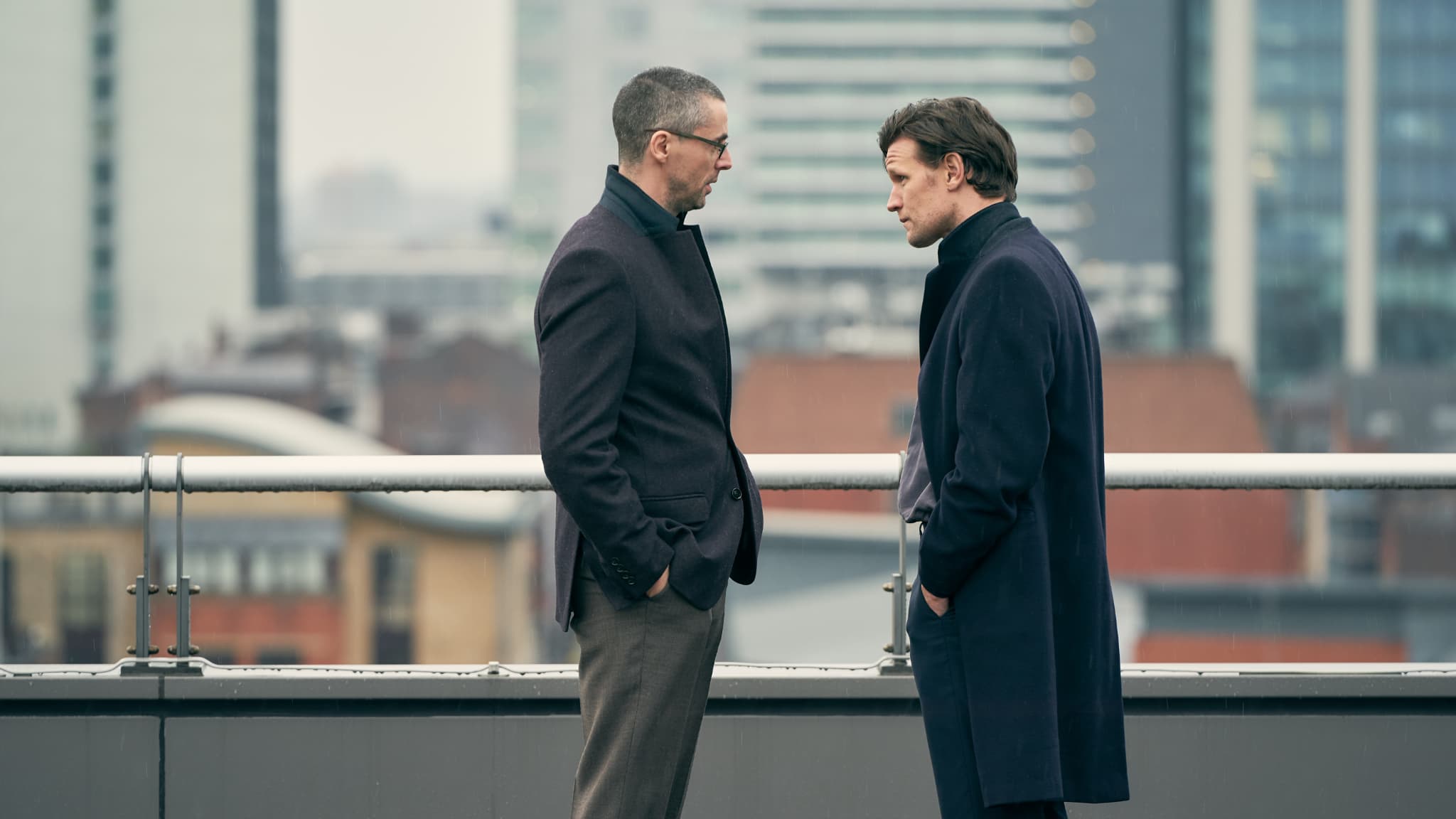 Matt Smith et Matthew Goode dans Official Secrets. Matt Smith et Matthew Goode dans Official Secrets.