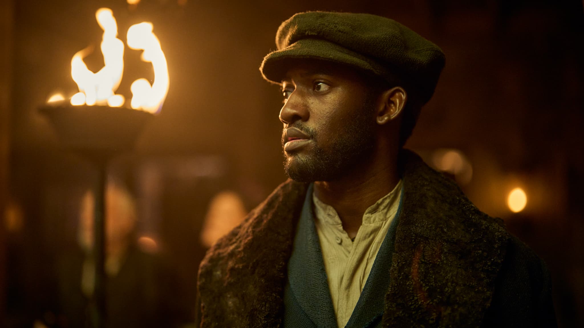 Malachi Kirby est de retour dans la peau d'Hezekiah pour la saison 2 de "A Thousand Blows". Malachi Kirby est de retour dans la peau d'Hezekiah pour la saison 2 de "A Thousand Blows".