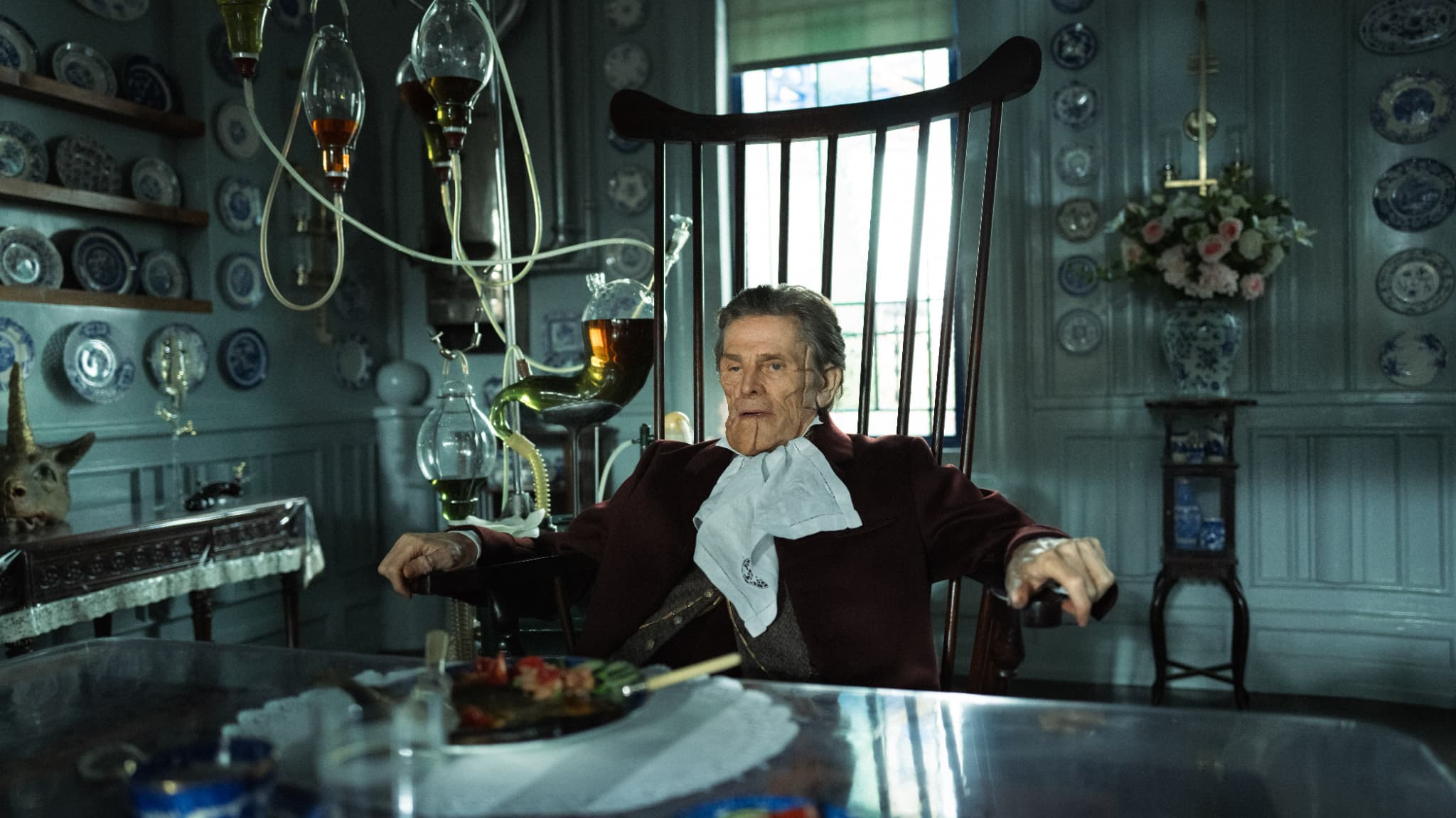 Willem Dafoe passait six heures sans bouger au maquillage pour son rôle dans "Pauvres Créatures" Willem Dafoe passait six heures sans bouger au maquillage pour son rôle dans "Pauvres Créatures"