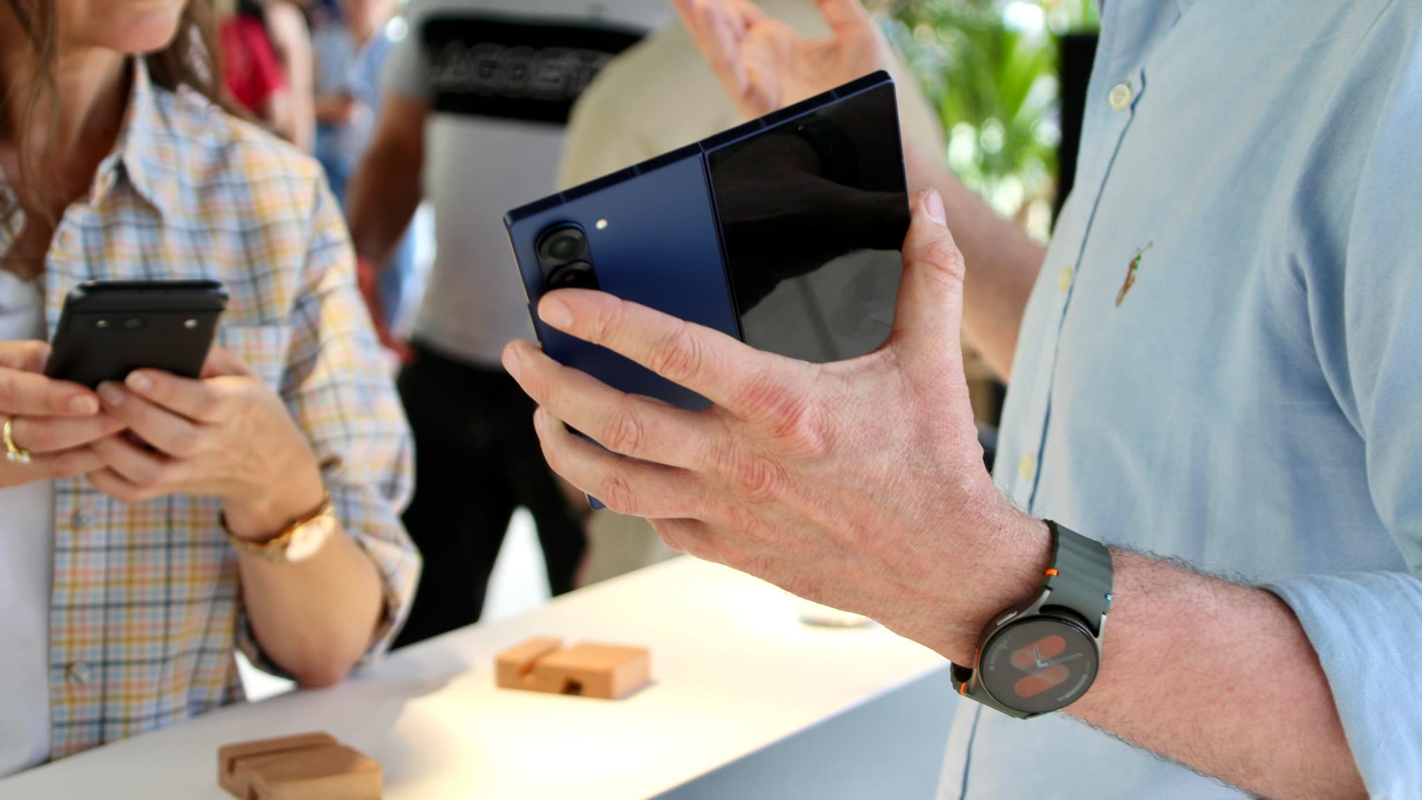 Le Samsung Galaxy Z Fold6 nous a paru bien plus fin que les précédents, assurant une prise en main très agréable. Le Samsung Galaxy Z Fold6 nous a paru bien plus fin que les précédents, assurant une prise en main très agréable.