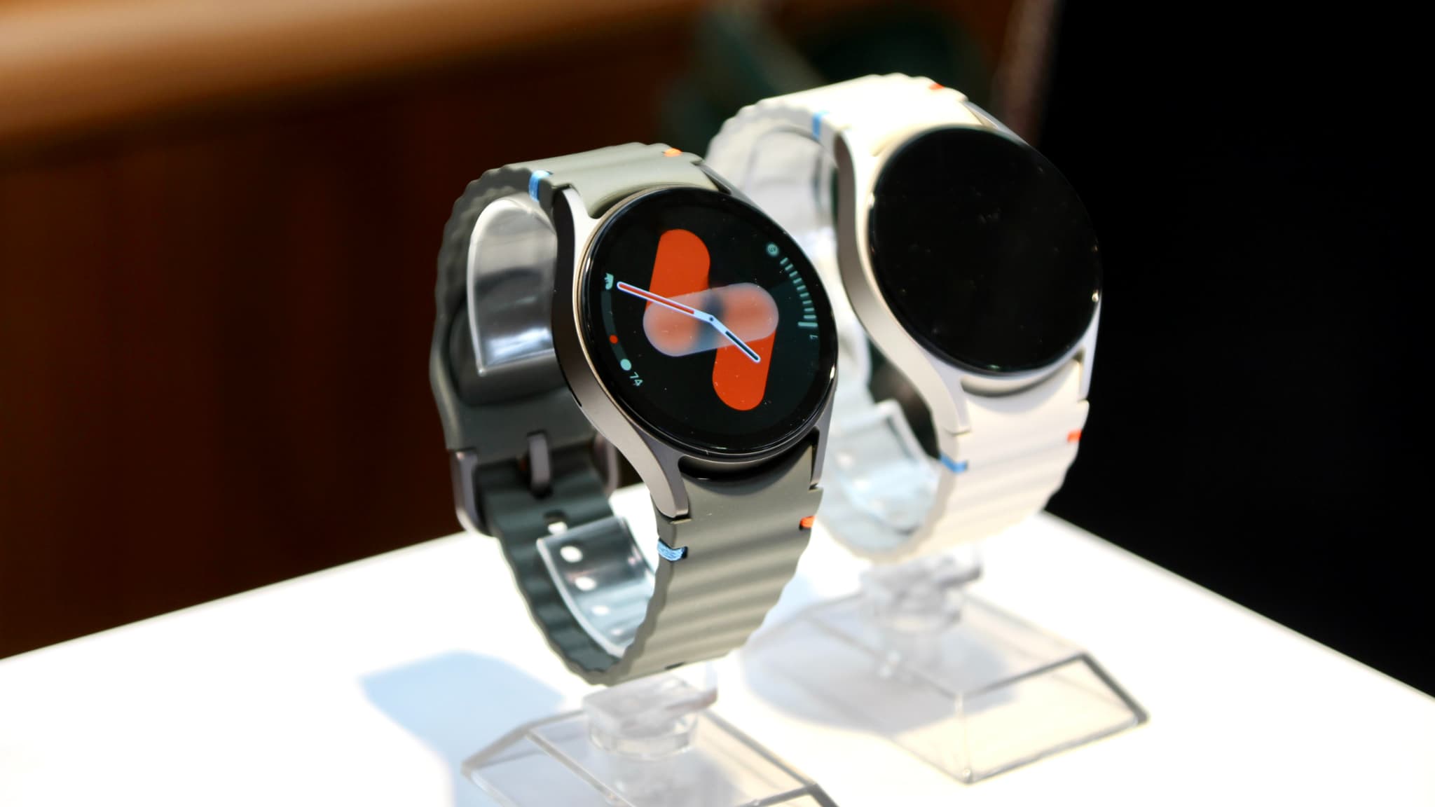 La Samsung Galaxy Watch7 est disponible avec un bracelet vert ou crème. La Samsung Galaxy Watch7 est disponible avec un bracelet vert ou crème.