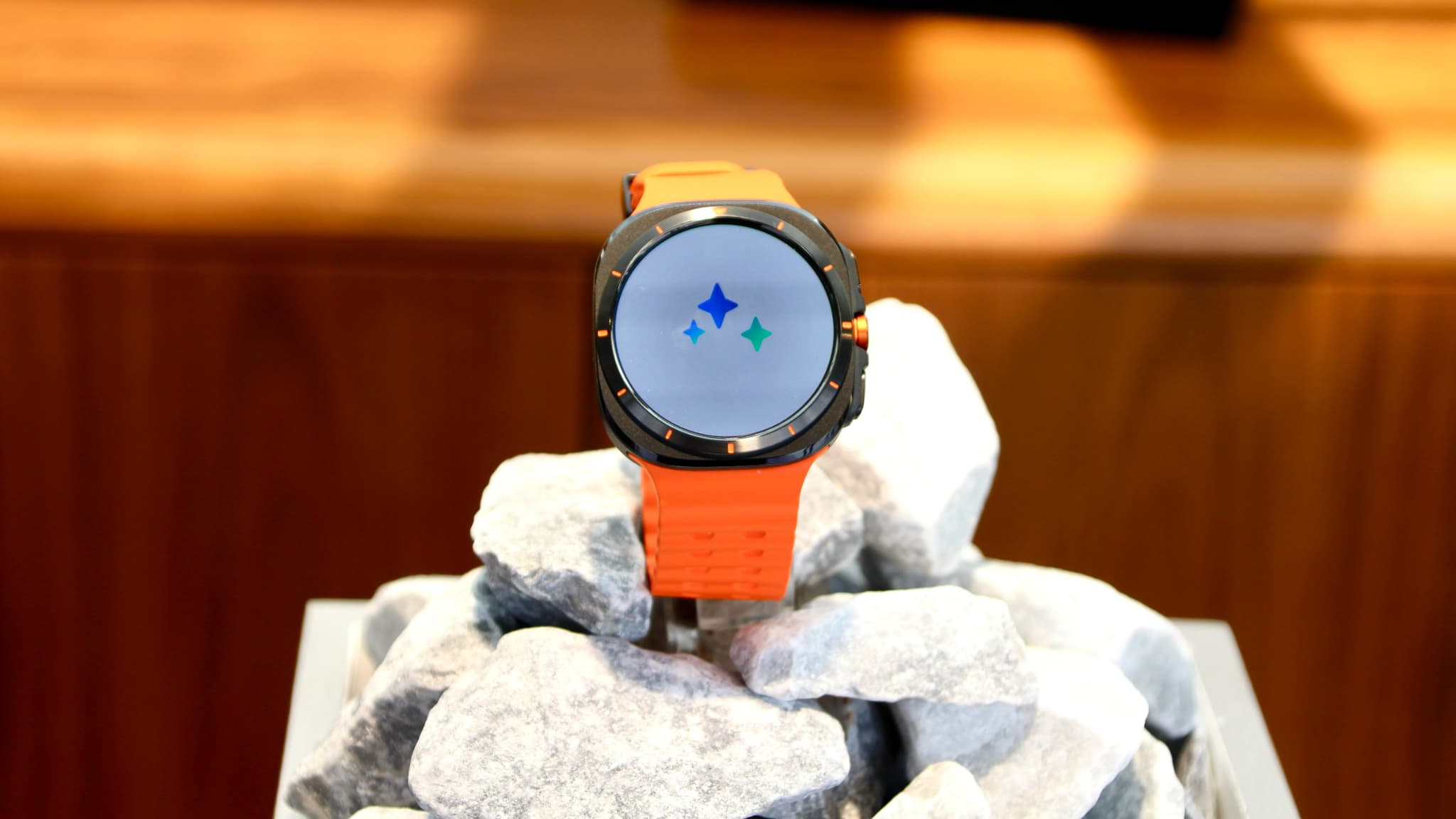 La Galaxy Watch Ultra avec son joli bracelet organe, également disponible en blanc ou en noir pour un look plus sobre. La Galaxy Watch Ultra avec son joli bracelet organe, également disponible en blanc ou en noir pour un look plus sobre.