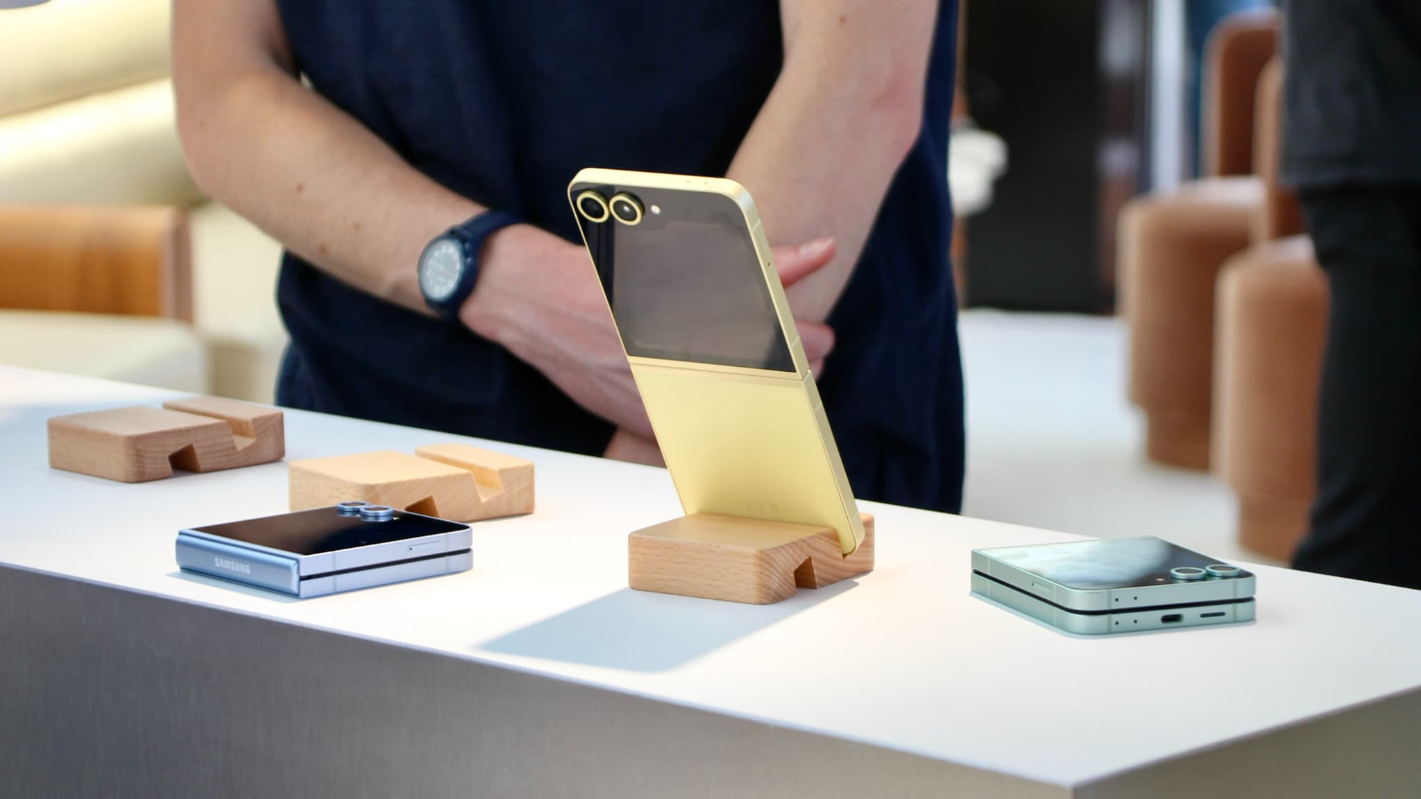 Le Samsung Galazy Z Flip6 dans ses jolis coloris jaune et bleu. Le Samsung Galazy Z Flip6 dans ses jolis coloris jaune et bleu.