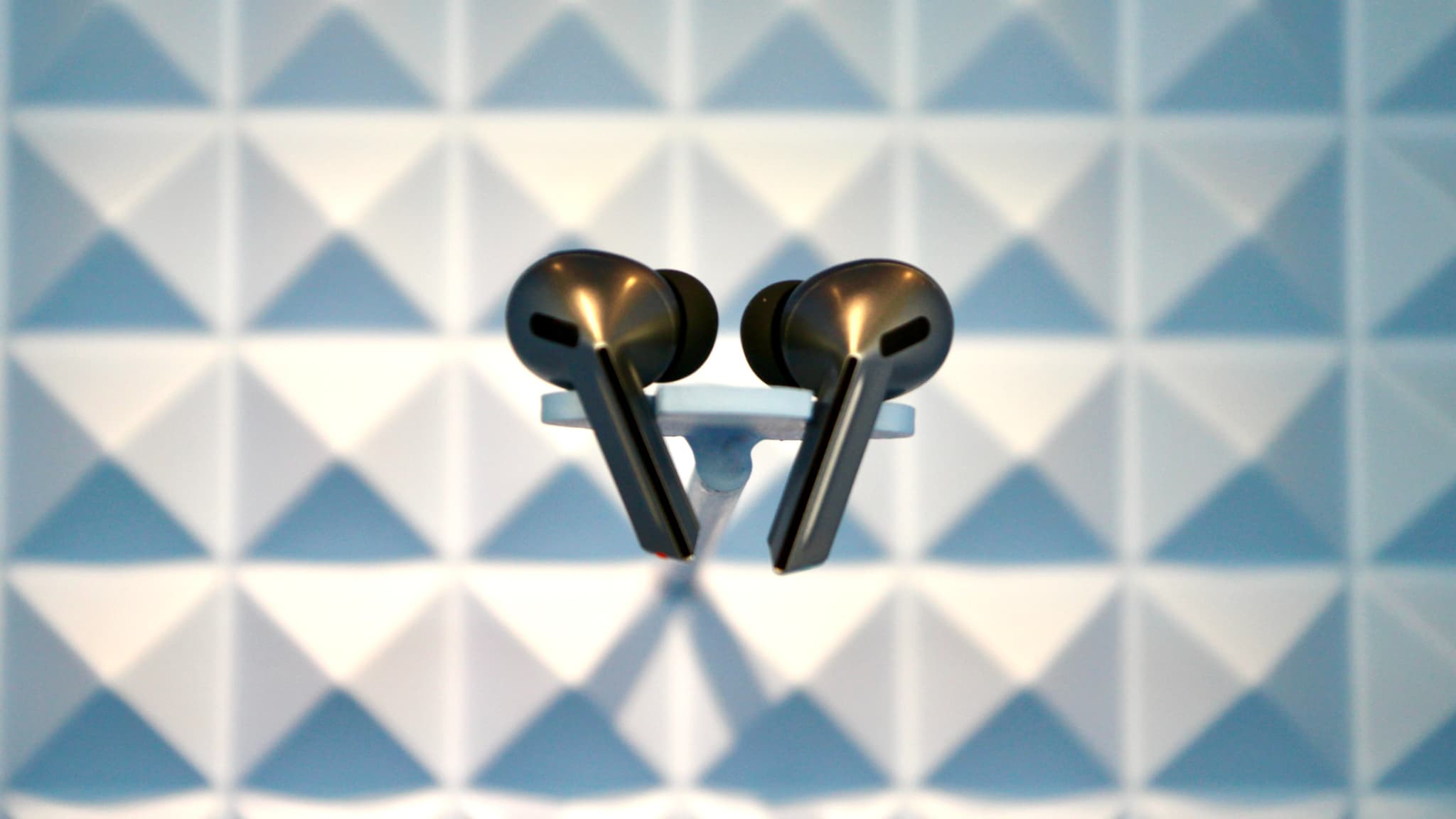 Les Samsung Buds3 Pro ressemblent à s'y méprendre à la version classique, mais ils renferment une technologie de pointe. Les Samsung Buds3 Pro ressemblent à s'y méprendre à la version classique, mais ils renferment une technologie de pointe.
