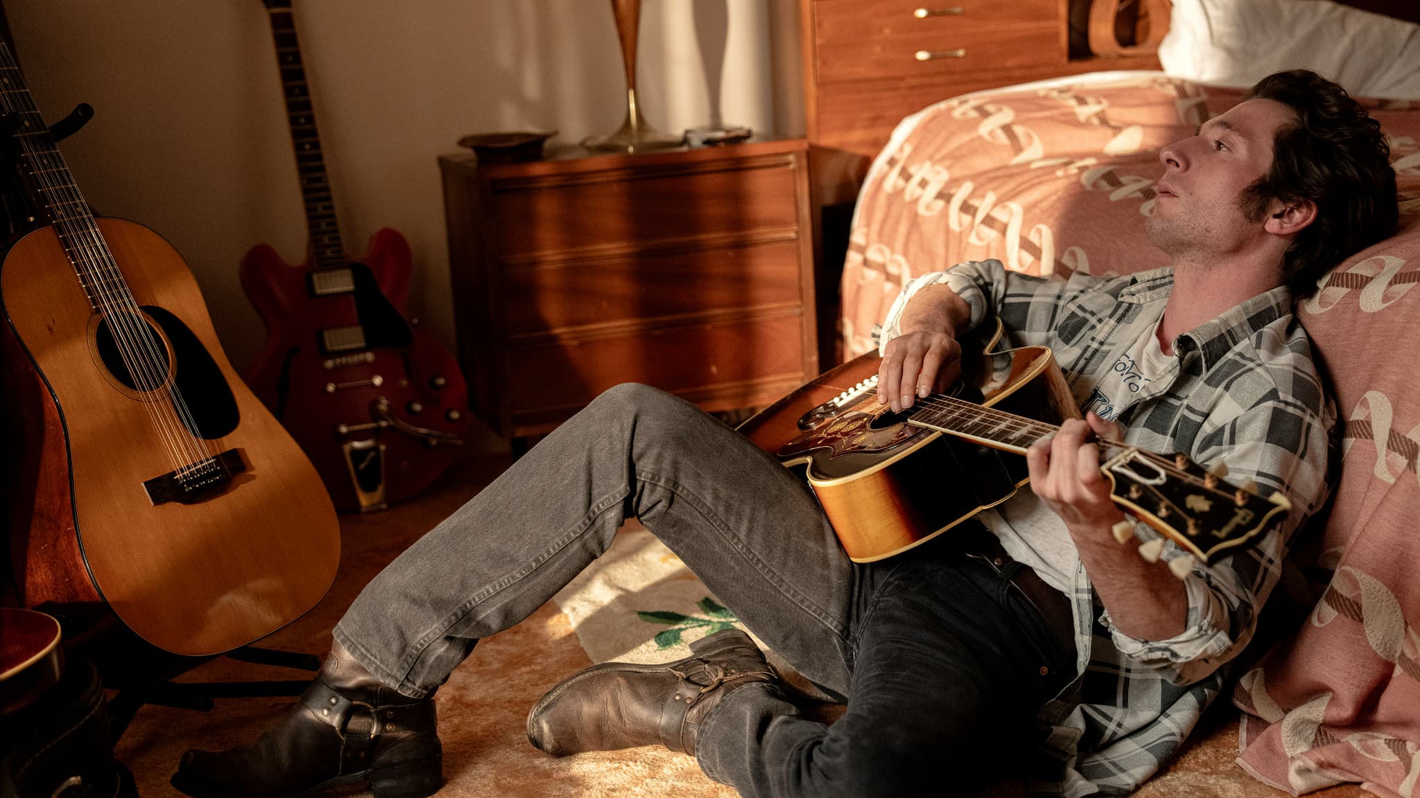 Bruce Springsteen (Jeremy Allen White) dans sa maison du New Jersey Bruce Springsteen (Jeremy Allen White) dans sa maison du New Jersey