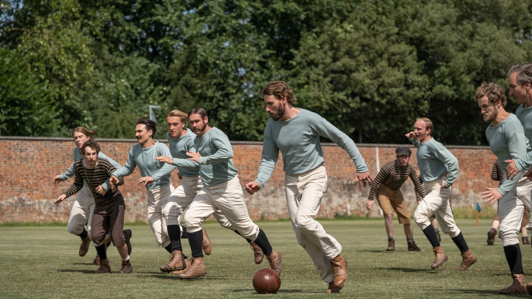 Imaginez un peu Neymar, Messi et Mbappé dans les mêmes tenues que les personnages de The English Game...
