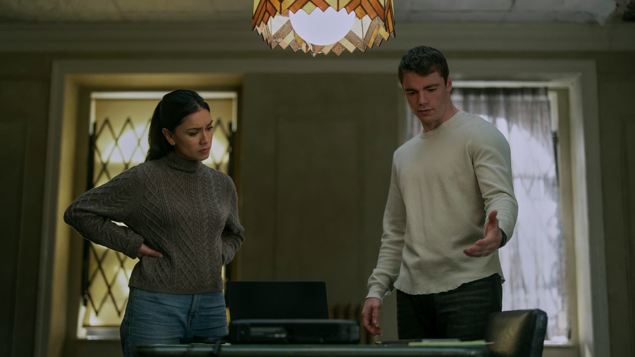 Découvrez les premières images de Luciane Buchanan (Rose Larkin) et Gabriel Basso (Peter Sutherland) dans l'épisode 4 de la saison 2 de "The Night Agent".