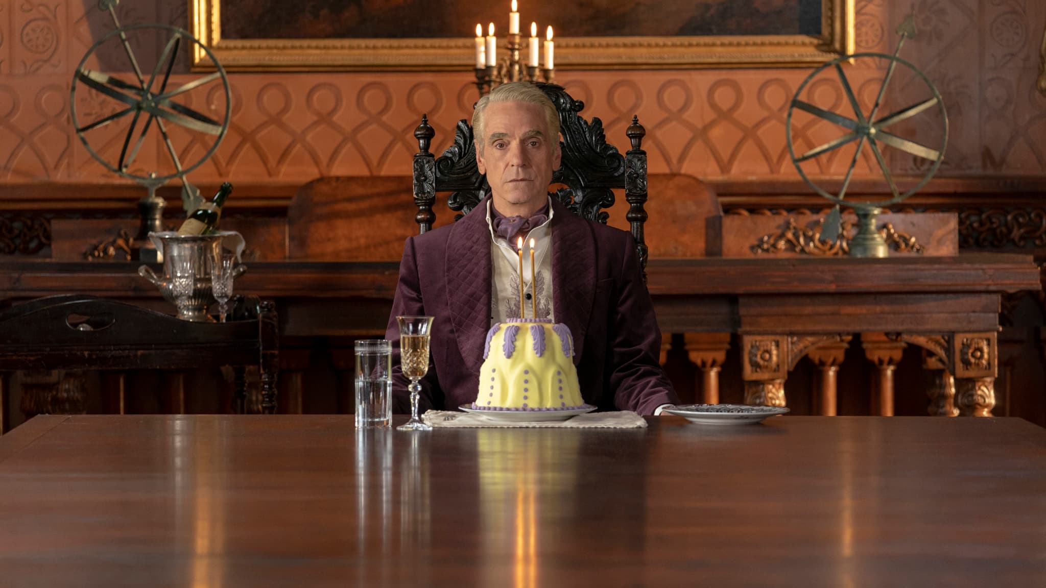 Ozymandias incarné par Jeremy Irons dans la série Watchmen. Ozymandias incarné par Jeremy Irons dans la série Watchmen.