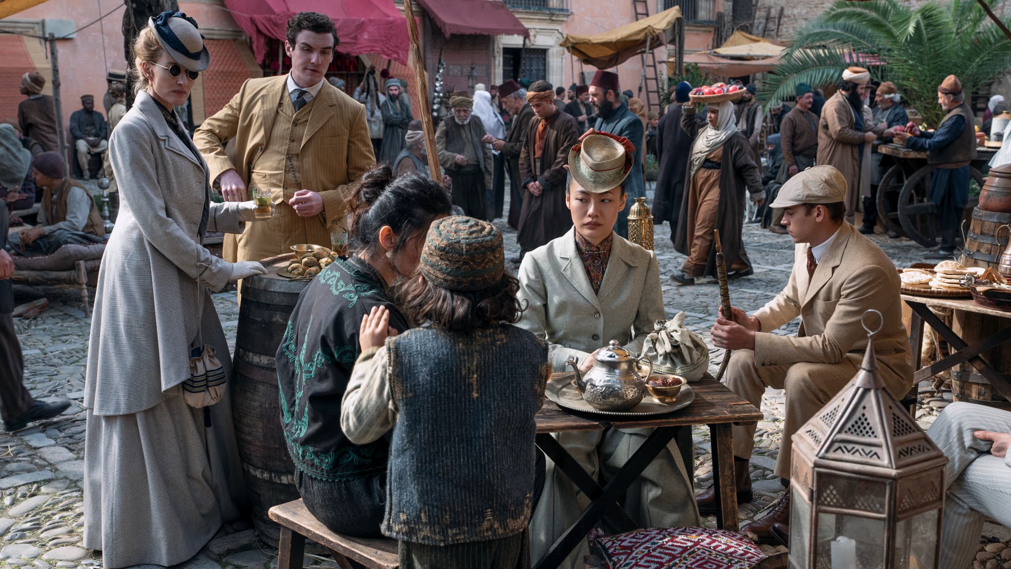 Natascha McElhone, Dónal Finn, Zine Tseng et Hero Fiennes Tiffin dans la série ''Young Sherlock''.