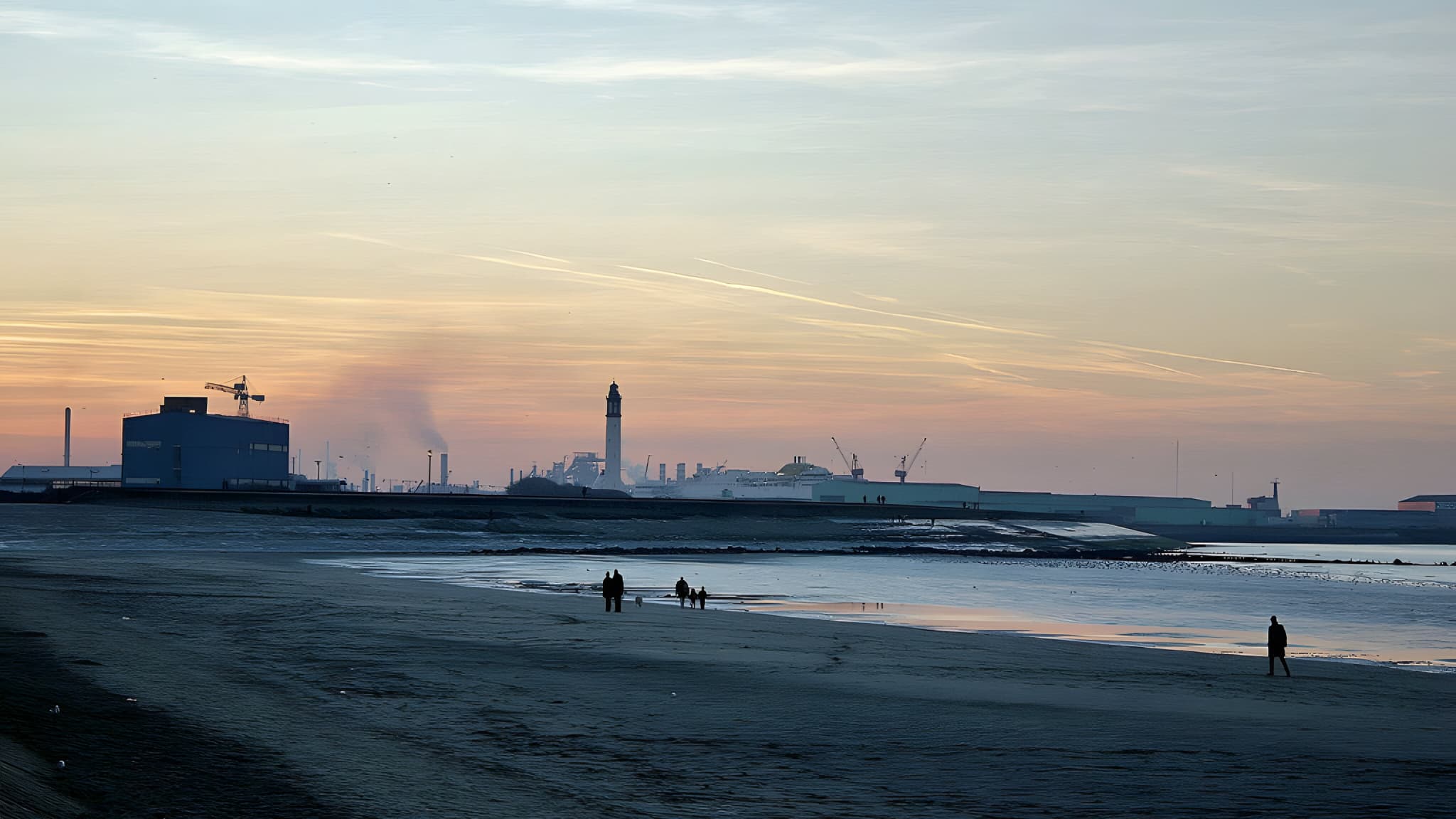 D'énigmatiques silhouettes capturées sur la plage de Malo-les-Bains à Dunkerque. D'énigmatiques silhouettes capturées sur la plage de Malo-les-Bains à Dunkerque.
