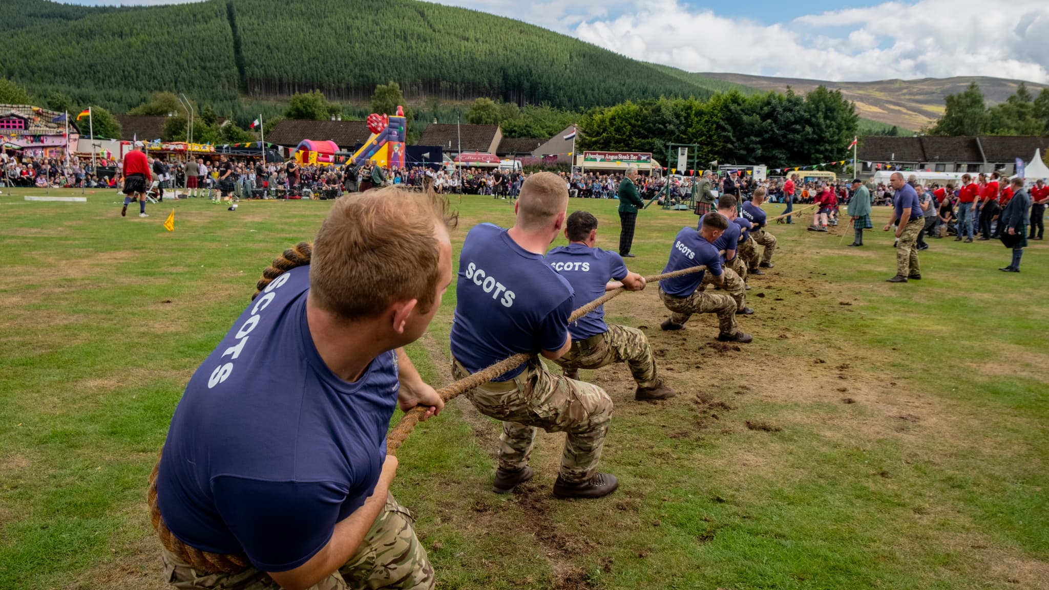 Simple, basique, mais toujours efficace pendant les Highland Games : un bon vieux tir à la corde Simple, basique, mais toujours efficace pendant les Highland Games : un bon vieux tir à la corde