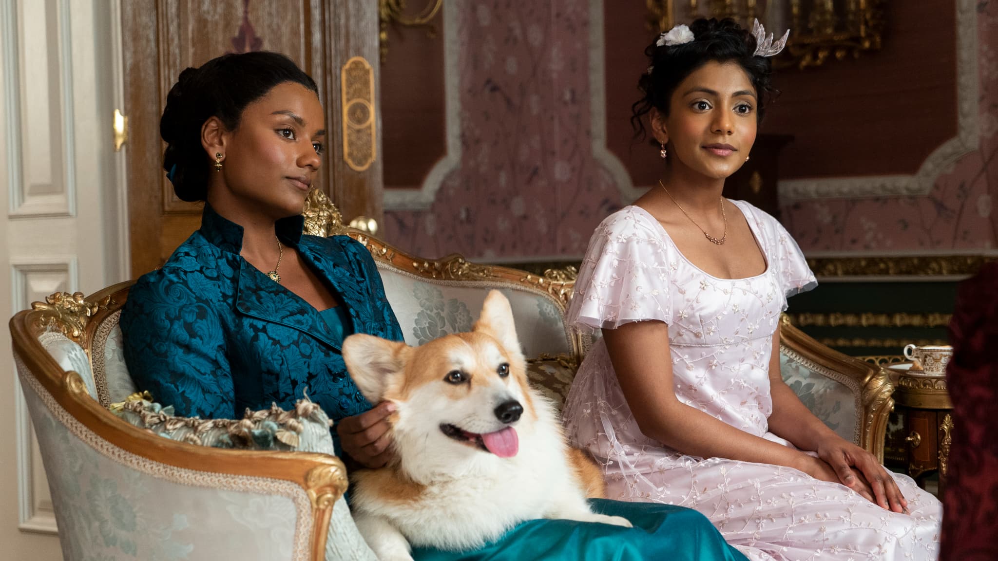 Kate (Simone Ashley) et Edwina Sharma (Charithra Chandran) dans la saison 2 de La Chronique des Bridgerton sur Netflix Kate (Simone Ashley) et Edwina Sharma (Charithra Chandran) dans la saison 2 de La Chronique des Bridgerton sur Netflix