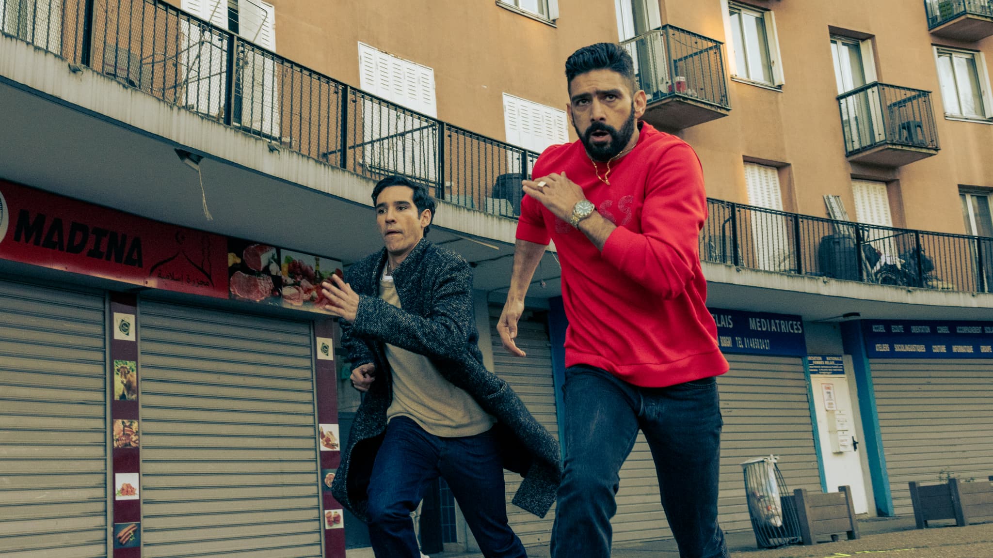 Au cœur d'une banlieue à feu et à sang, deux frères (Adam Bessa et Salim Kechiouche) tentent le tout pour le tout.