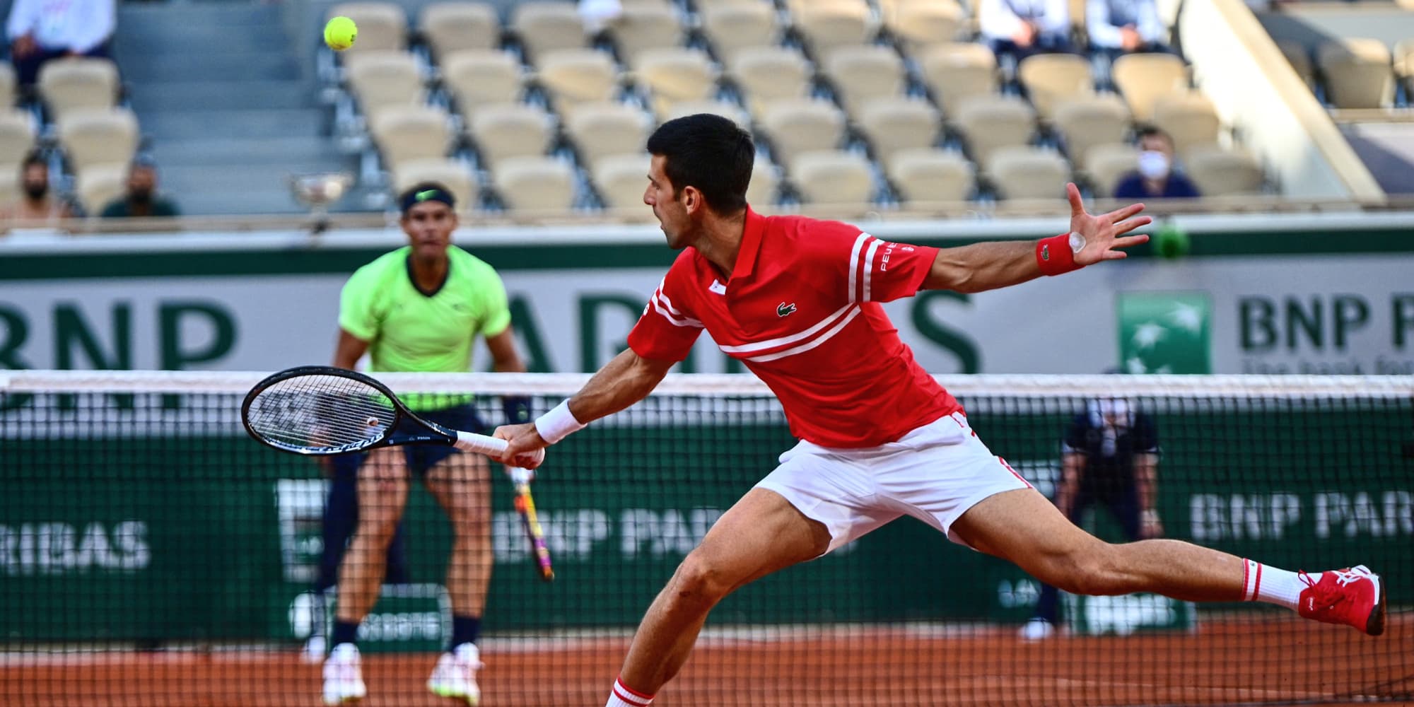 Novak Djokovic et Rafael Nadal en demi-finale de Roland Garros, à Paris, le 11 juin 2021.