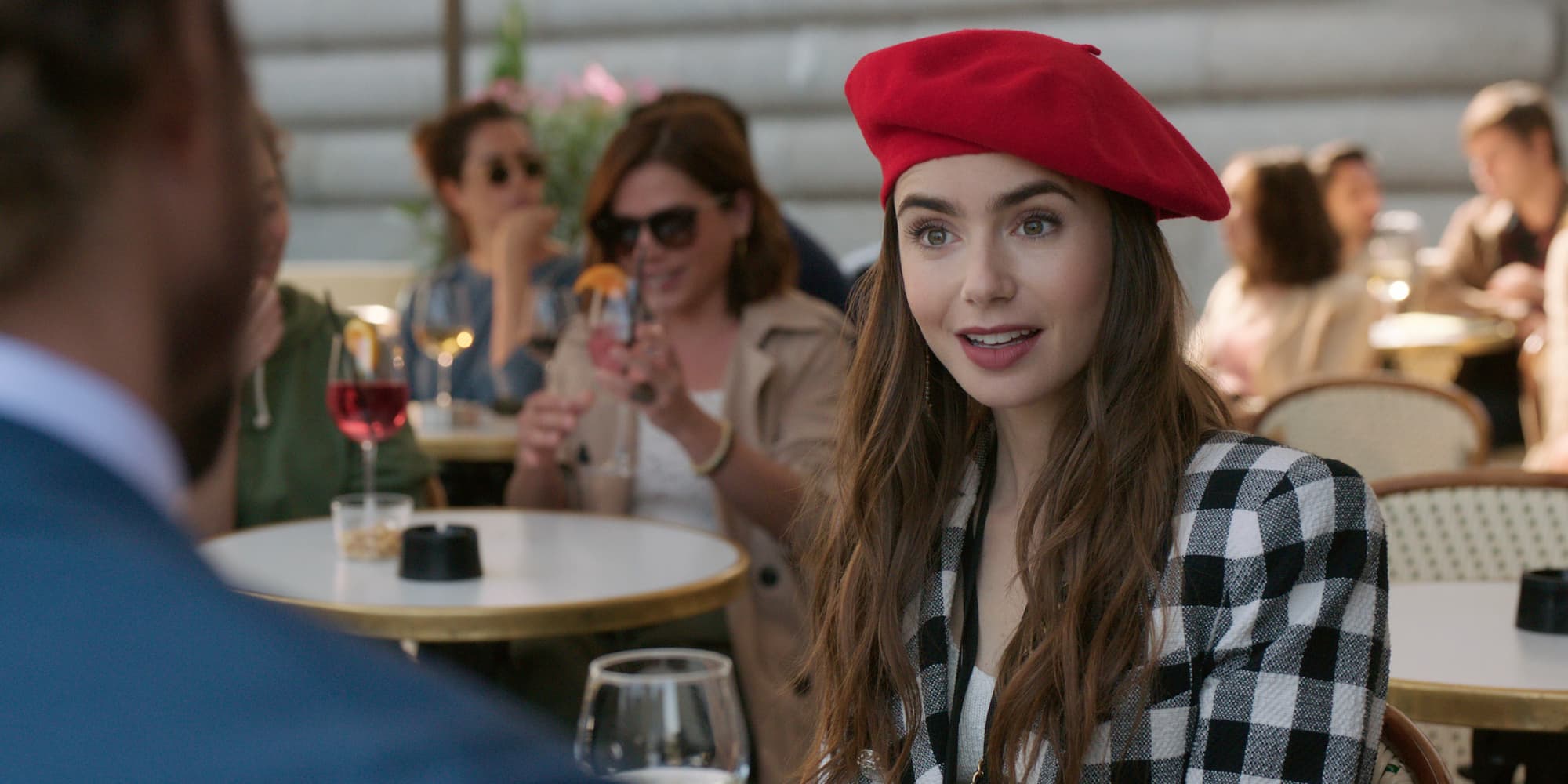 Lily Collins, une Américaine à Paris dans la série "Emily in Paris".