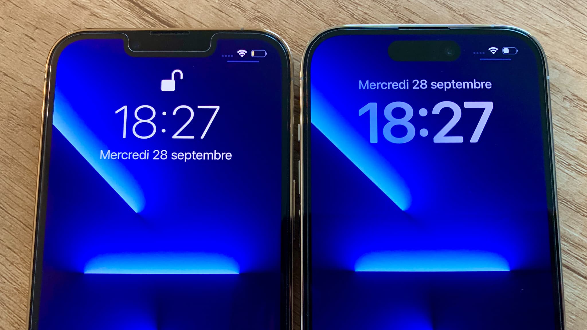 La caméra TrueDepth se fond plus naturellement dans le décor située dans sa "pilule" sur l'iPhone 14 Pro (à droite), que dans l'encoche de l'iPhone 13 Pro (à gauche). Précisons que les deux modèles sont ici équipés d'une protection écran... La caméra TrueDepth se fond plus naturellement dans le décor située dans sa "pilule" sur l'iPhone 14 Pro (à droite), que dans l'encoche de l'iPhone 13 Pro (à gauche). Précisons que les deux modèles sont ici équipés d'une protection écran...