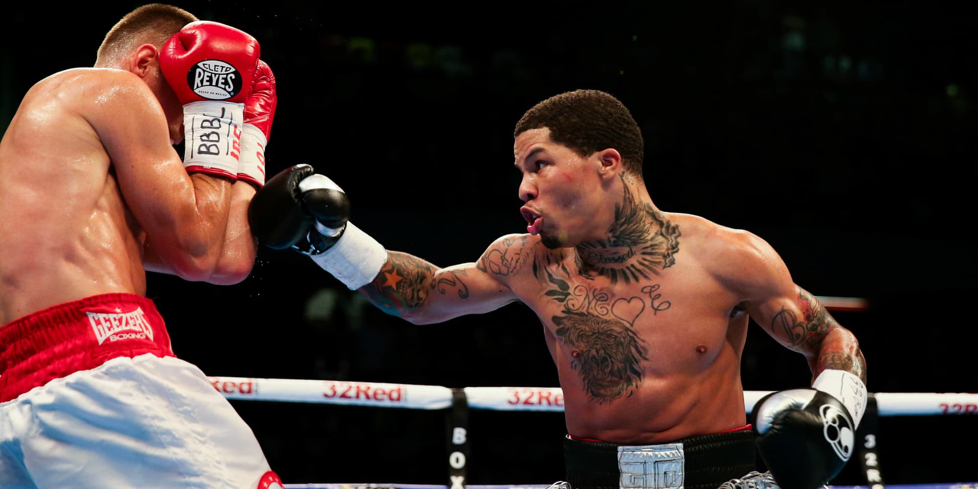 Gervonta Davis (à droite) face à Liam Walsh lors d'un combat de championnat du monde IBF des poids super-plumes, à Londres, le 20 mai 2017.