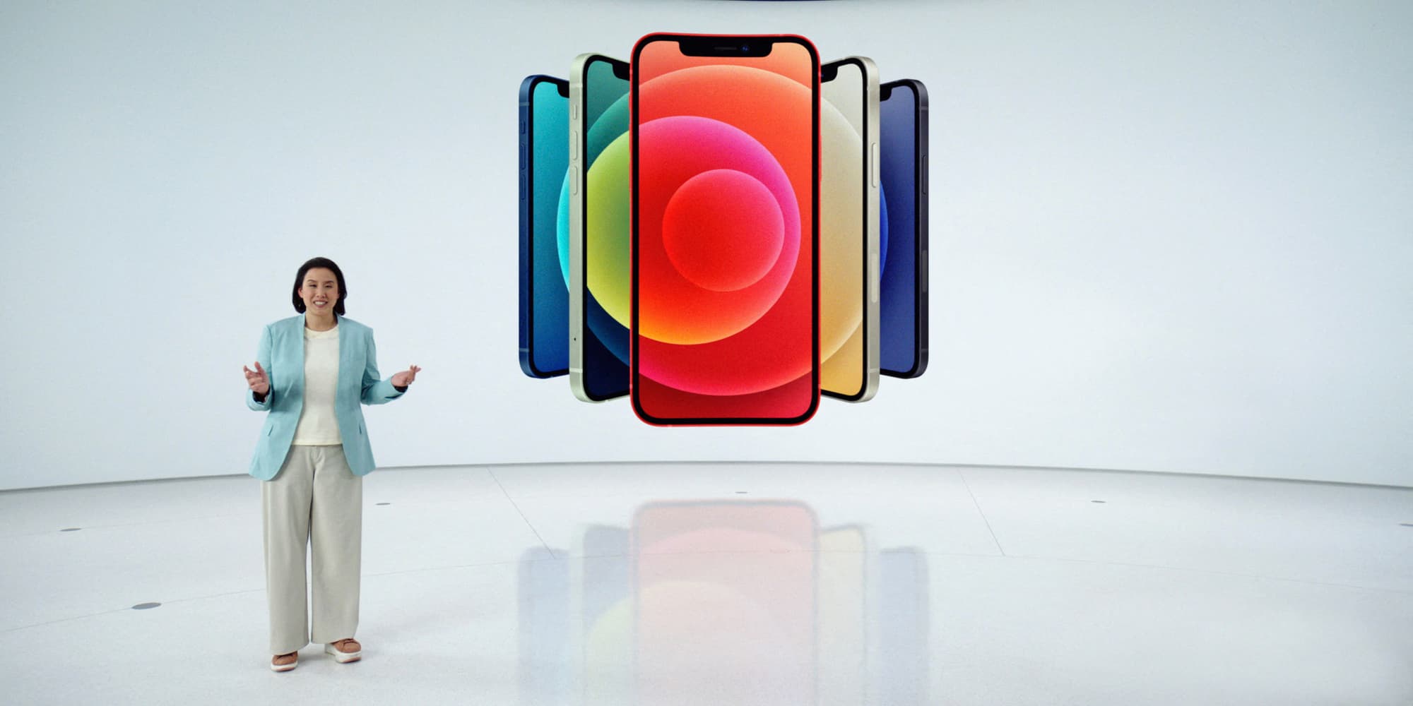 La vice-présidente du marketing produit iPhone, Kaiann Drance, dévoile l'iPhone 12 lors de la Keynote organisée à l'Apple Park, à Cupertino en Californie, le 13 octobre 2020.