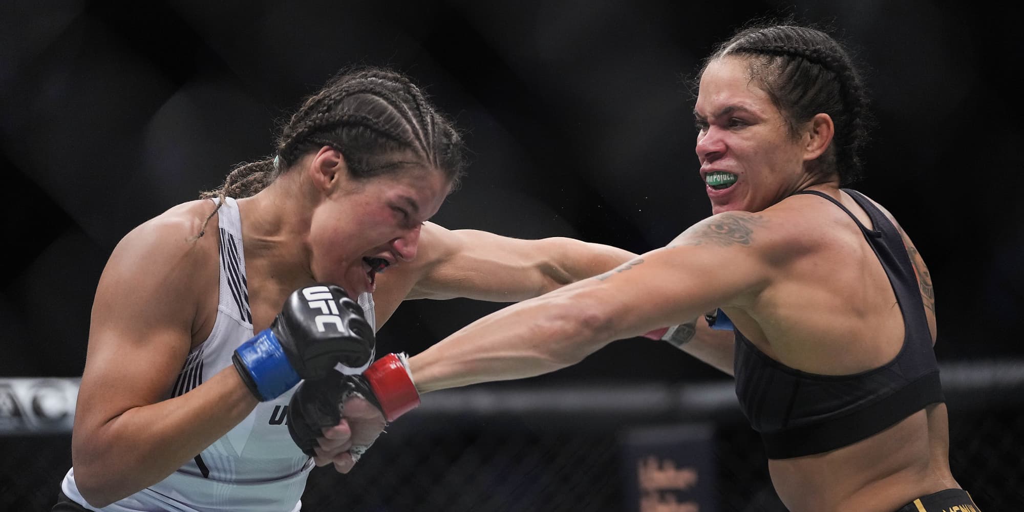 Julianna Peña vs. Amanda Nunes, l'acte 1, lors de l'UFC 269 organisé à Las Vegas, le 11 décembre 2021.