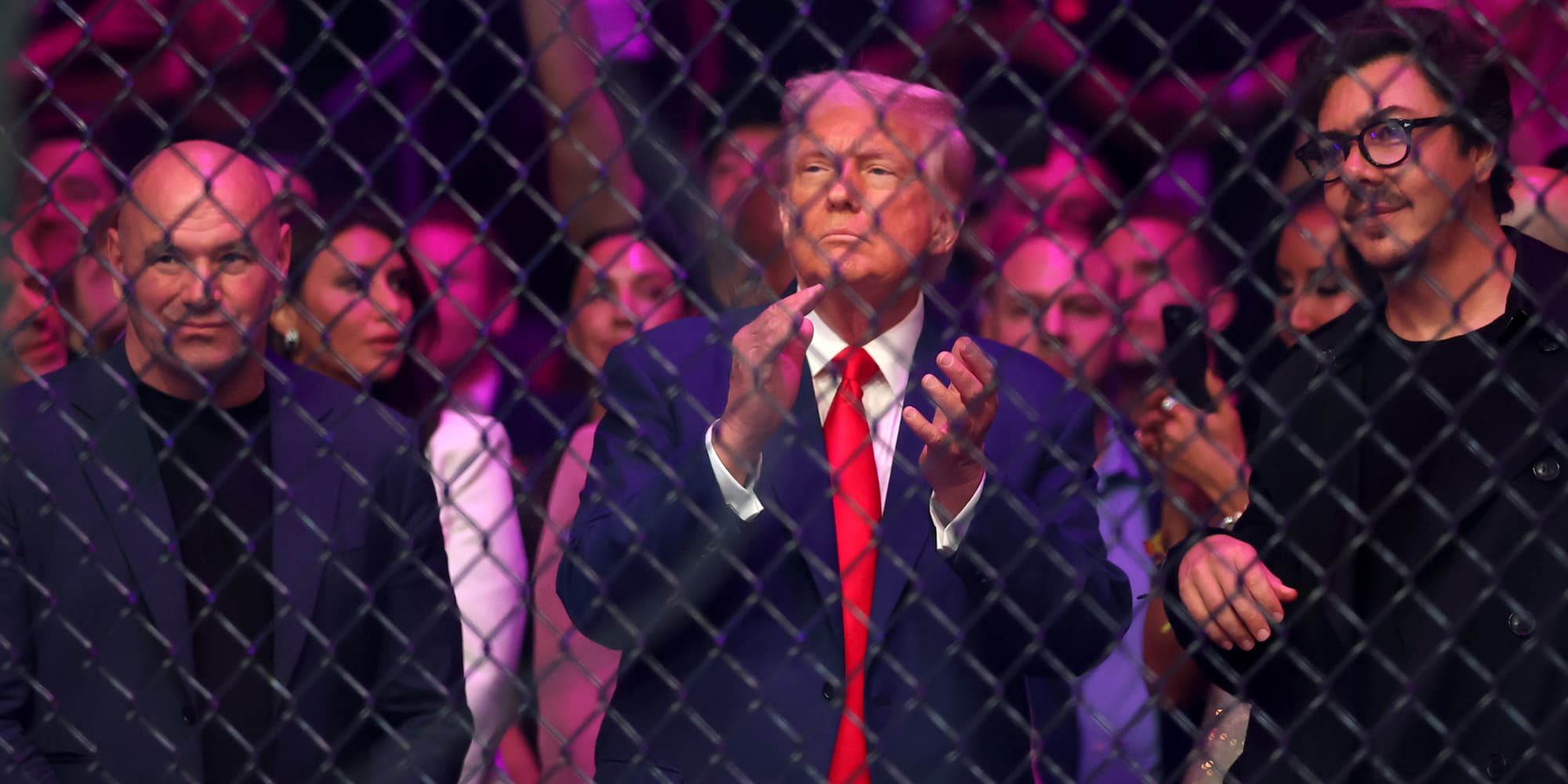 Dana White, Donald Trump et Hunter Campbell lors de l'UFC 316, le 7 juin 2025 au Prudential Center de Newark (New Jersey).