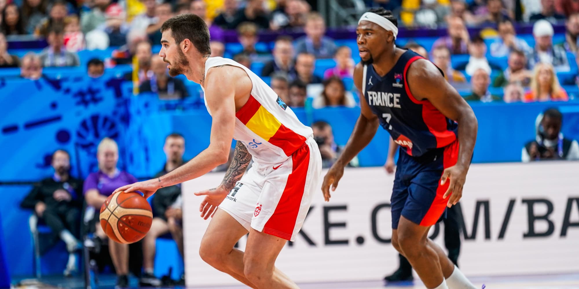 Juancho Hernangómez face à Guerschon Yabusele lors de la finale entre l'Espagne et la France à l'EuroBasket, à Cologne, le 18 septembre 2022. 