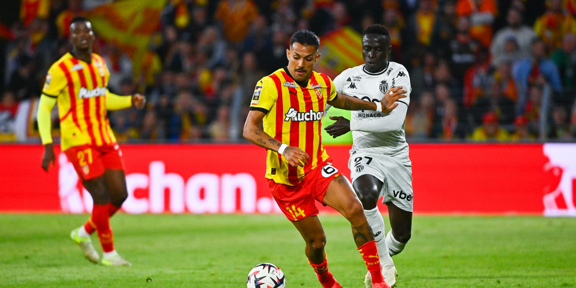 Facundo Medina (RC Lens) et Krepin Diatta (AS Monaco) lors du match de Ligue 1 McDonald's entre le RC Lens et l'AS Monaco, le 17 mai 2025 au stade Bollaert-Delelis à Lens, France.