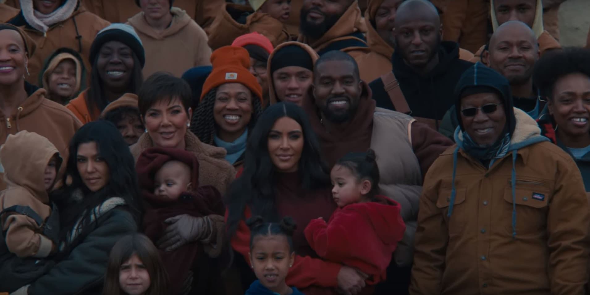 Kourtney Kardashian, Kris Jenner, Kim Kardashian et les enfants autour de Kanye West et ses disciples dans le clip de "Closed on Sunday".