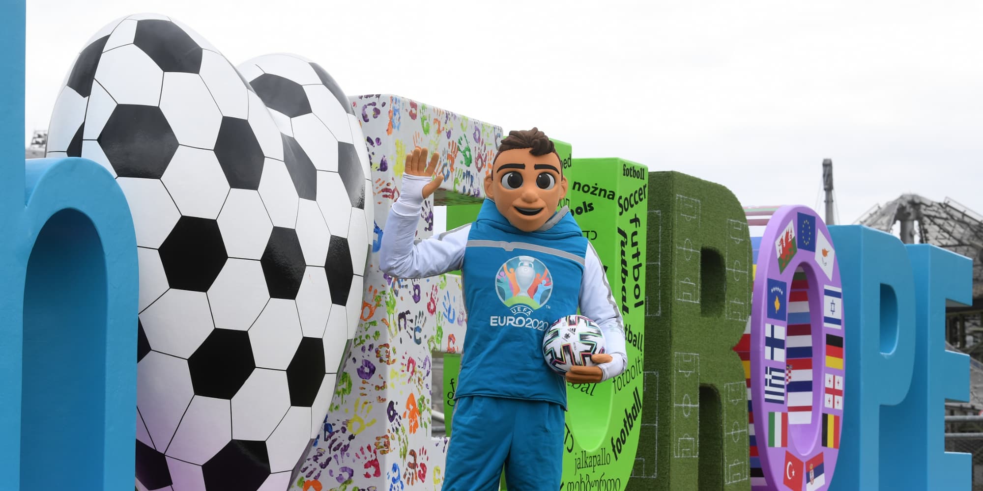 La mascotte de l'Euro 2020, Skillzy, pose dans l'Olympia Park de Munich, en Allemagne, le 3 mars 2020