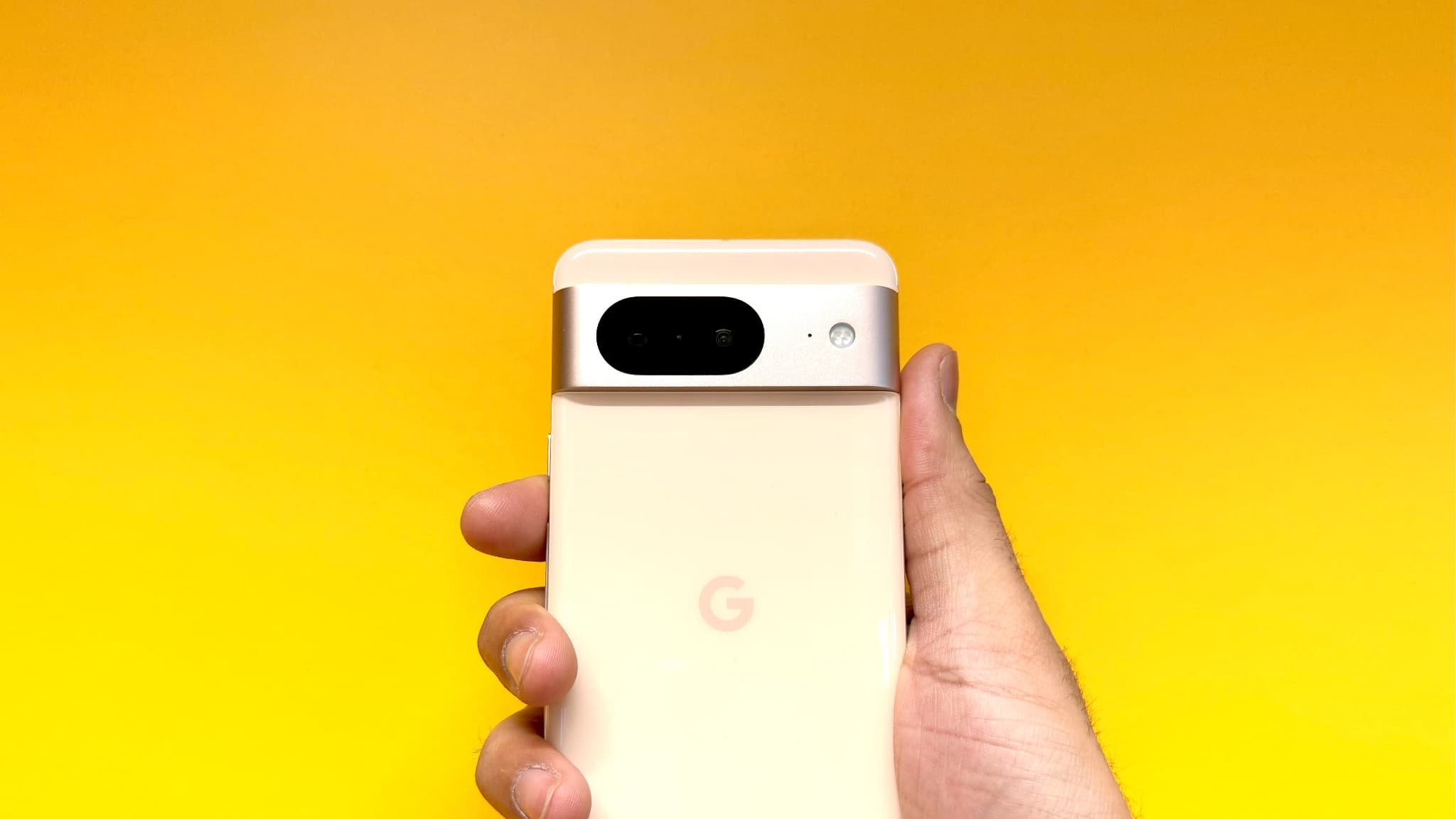 Grâce à son gabarit compact et à ses bords arrondis, le Pixel 8 est très ergonomique dès la première prise en main. Grâce à son gabarit compact et à ses bords arrondis, le Pixel 8 est très ergonomique dès la première prise en main.