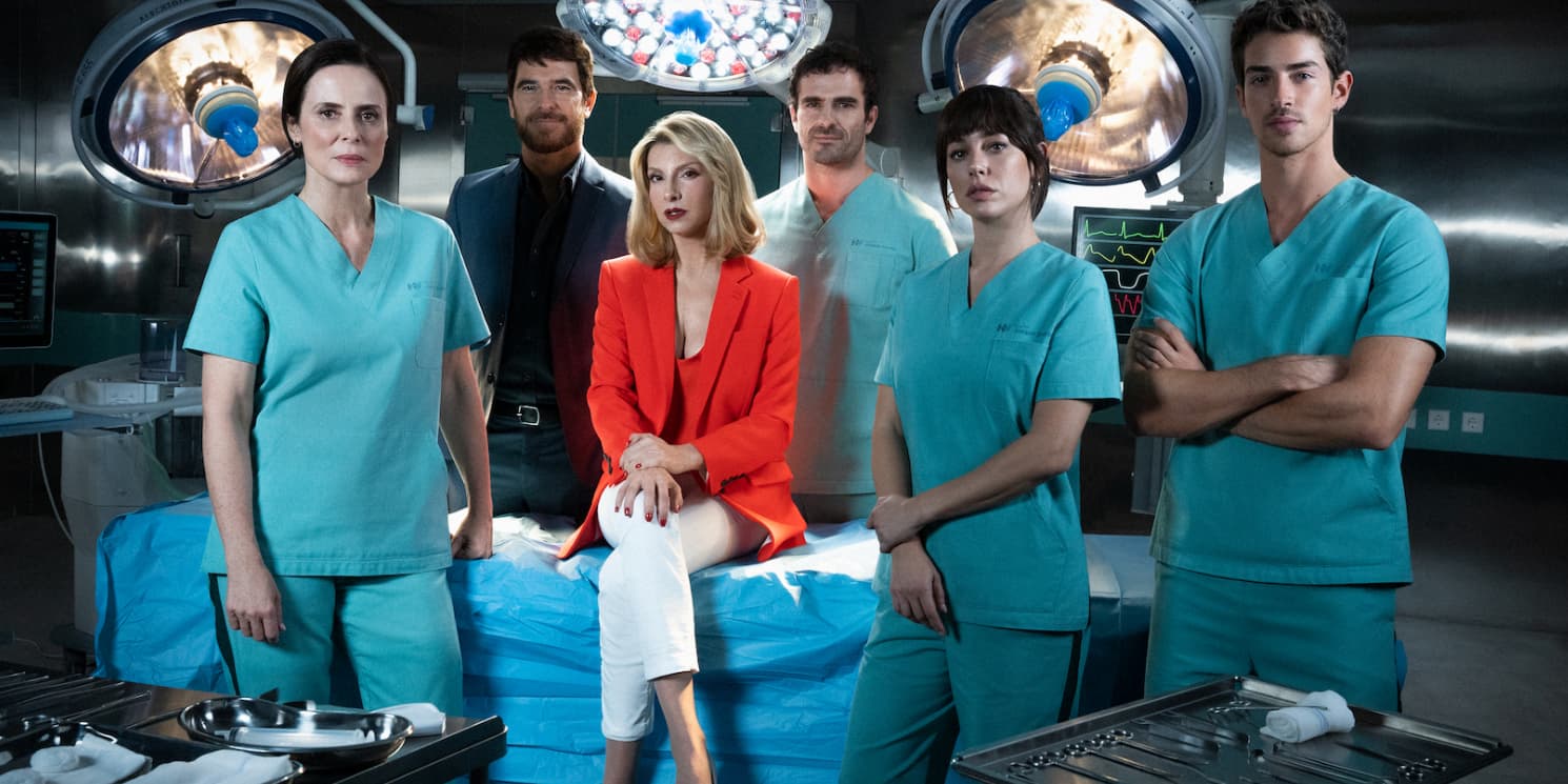 Manu Rios, Blanca Suarez, Najwa Nimri, Aitana Sánchez-Gijón, Borja Luna, et Alfonso Bassave réunis pour la série "Respira". 