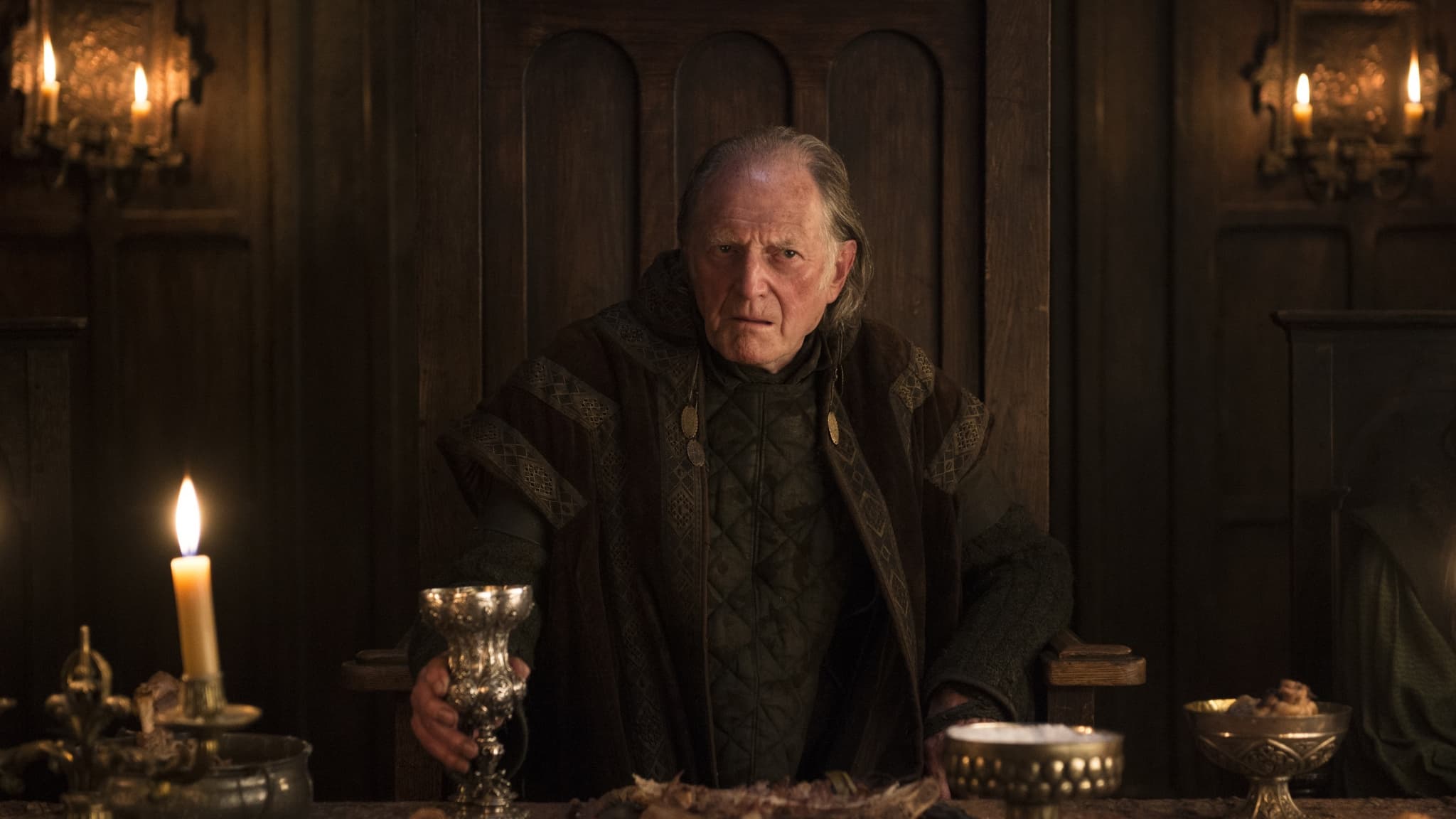 Walder Frey, assis à son siège qu’il ne semble jamais quitter dans Game of Thrones.