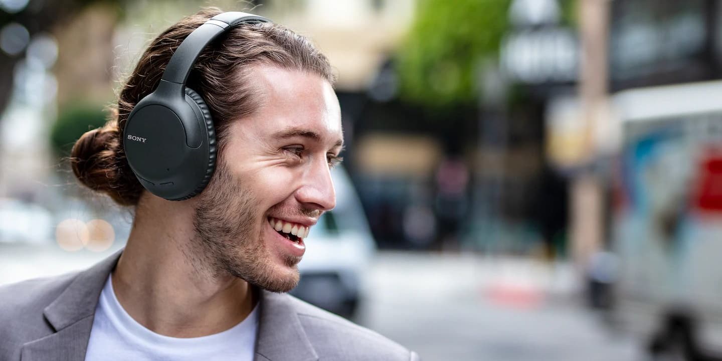 Le modèle WH-CH710N de Sony permet d'écouter jusqu'à 35 heures de musique en une seule charge