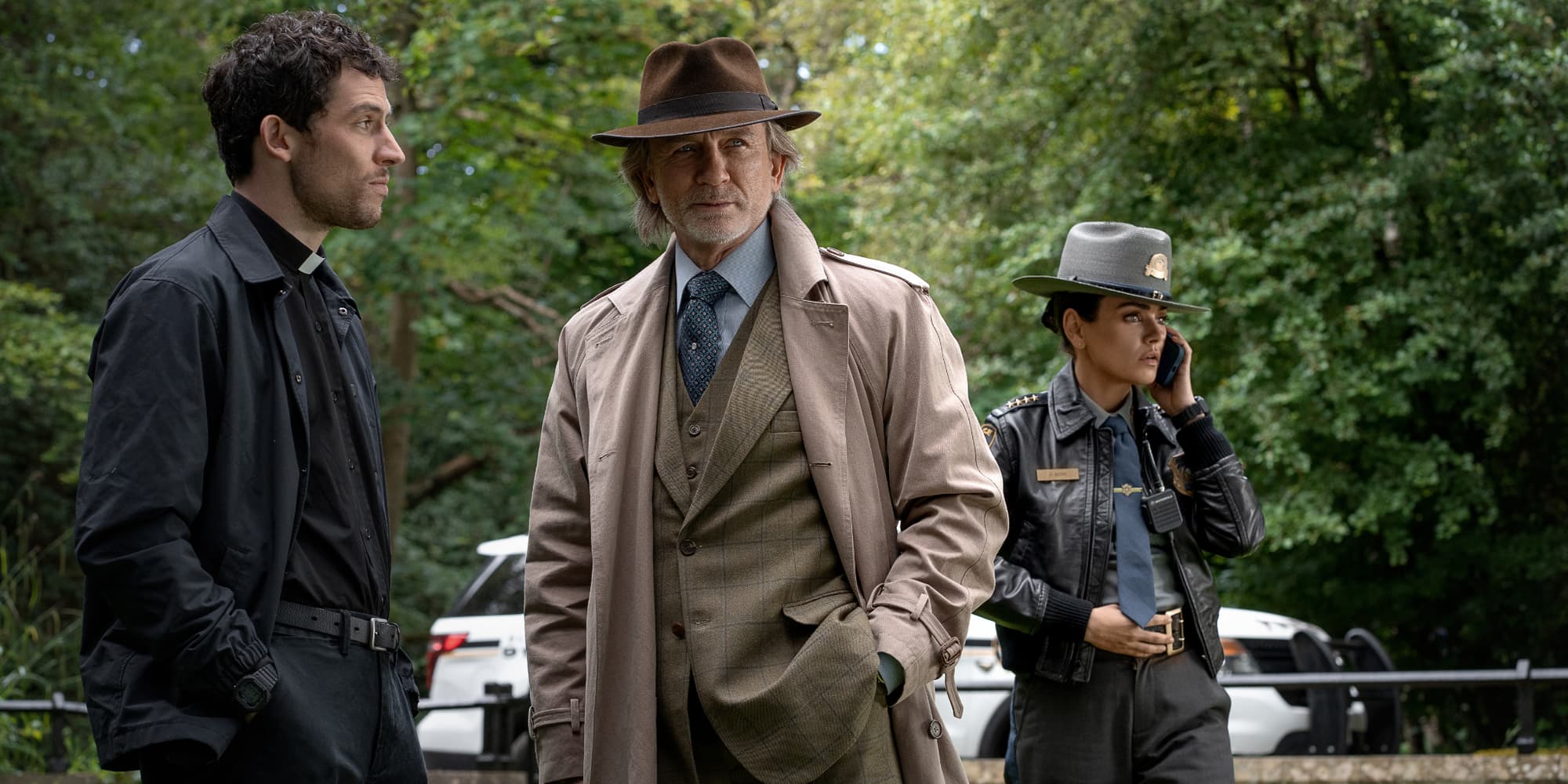 Josh O'Connor, Daniel Craig et Mila Kunis dans ''Wake Up Dead Man : Une histoire à couteaux tirés''.