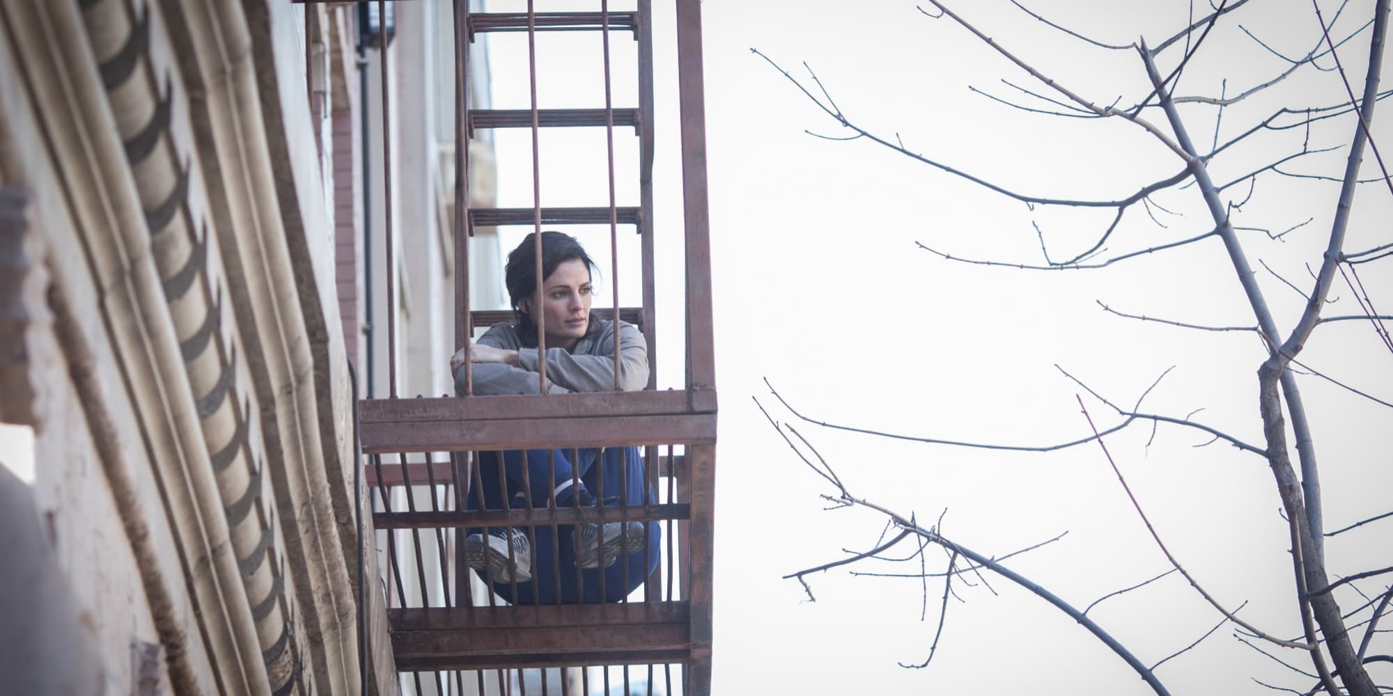 Stana Katic, dans le rôle d’Emily Byrne, star de la série Altice Studio Absentia.