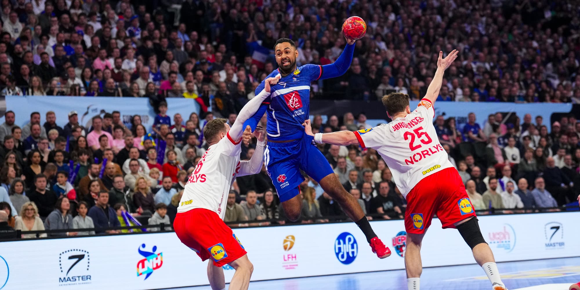 Melvyn Richardson lors d’un match de phases de groupe de l’Euro opposant la France au Danemark, le 12 mars 2025 à la LDLC Arena de Lyon.